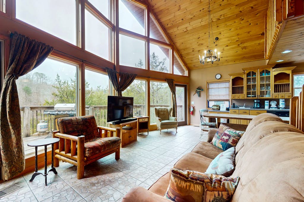 Lakefront Cabin Escape・Hot Tub・Fire pit・Game Room — Sevierville, TN — vacation rental