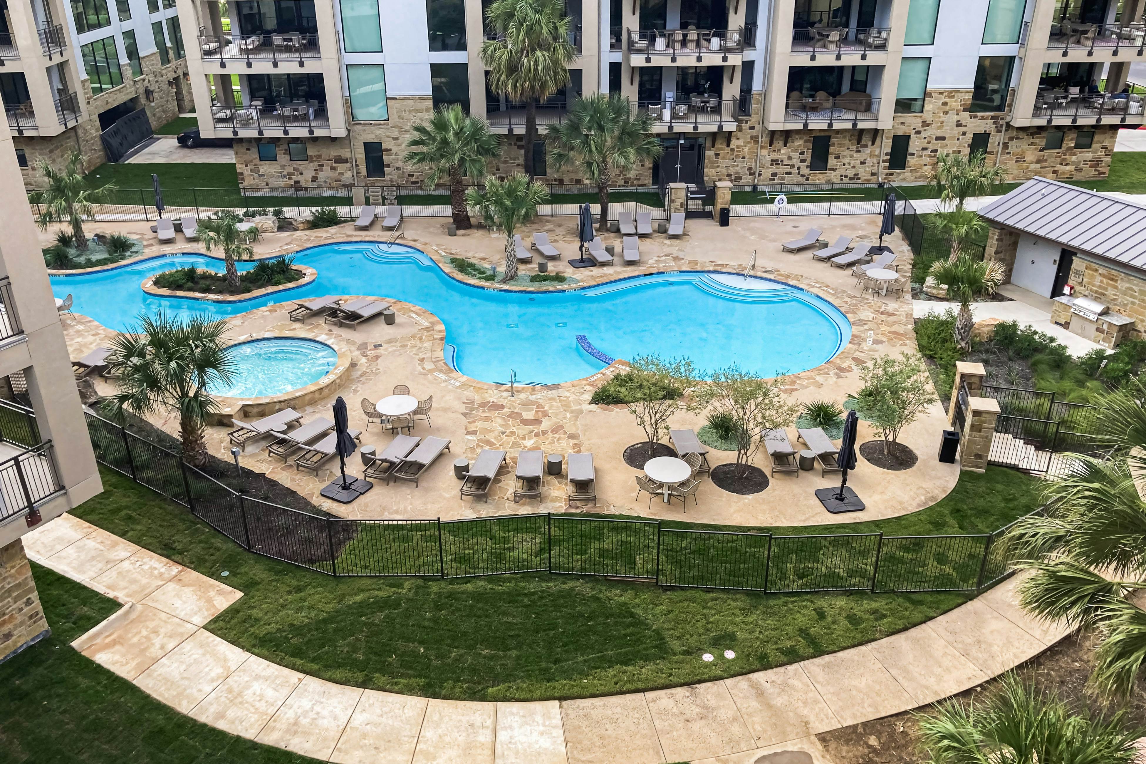 The Waters Condo - Lakefront Oasis