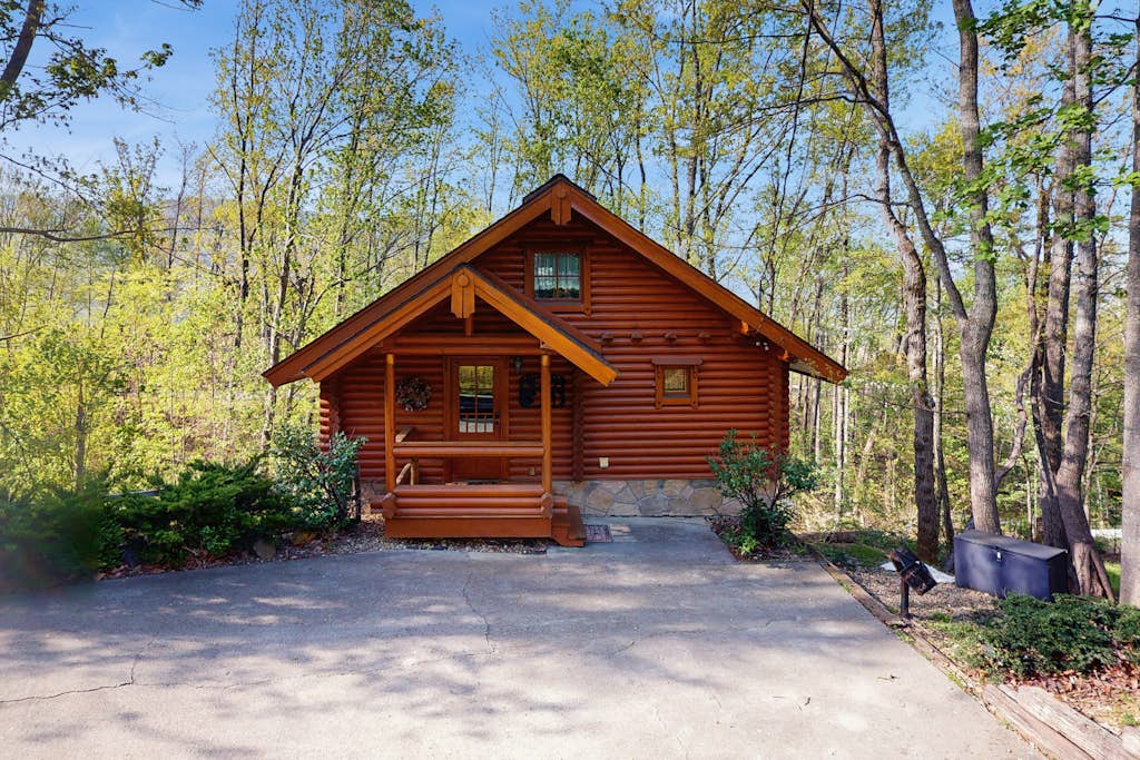 Quiet Gatlinburg RetreatใปHot tubใปFireplaceใปPool โ Gatlinburg, TN โ vacation rental