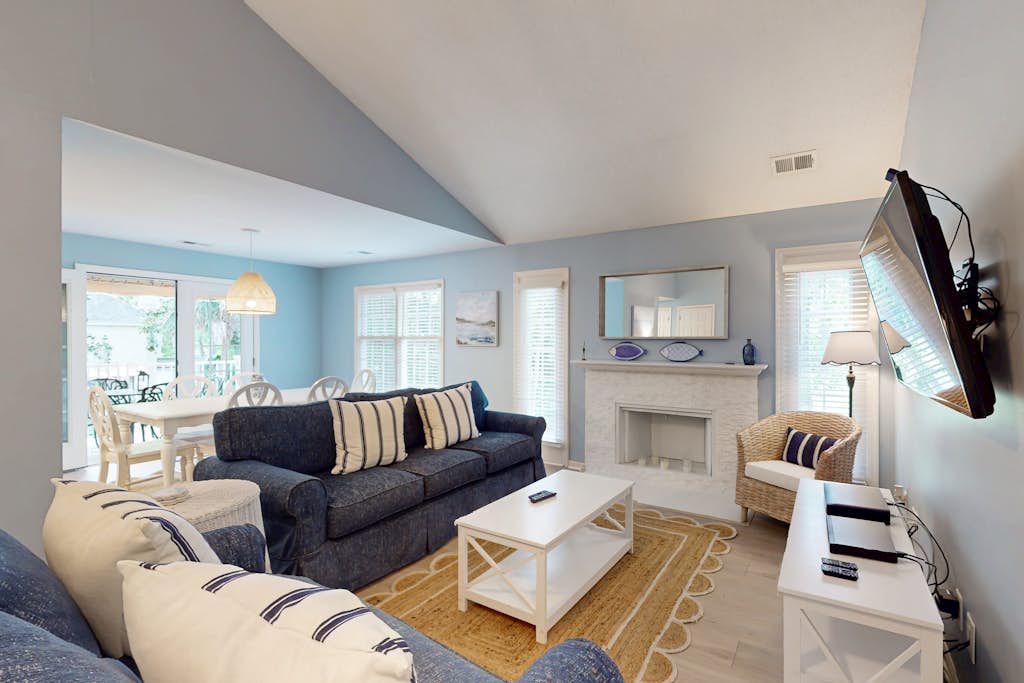 Dog-Friendly with pool, tennis, covered deck, beach nearby + golf views — Hilton Head, SC — vacation rental