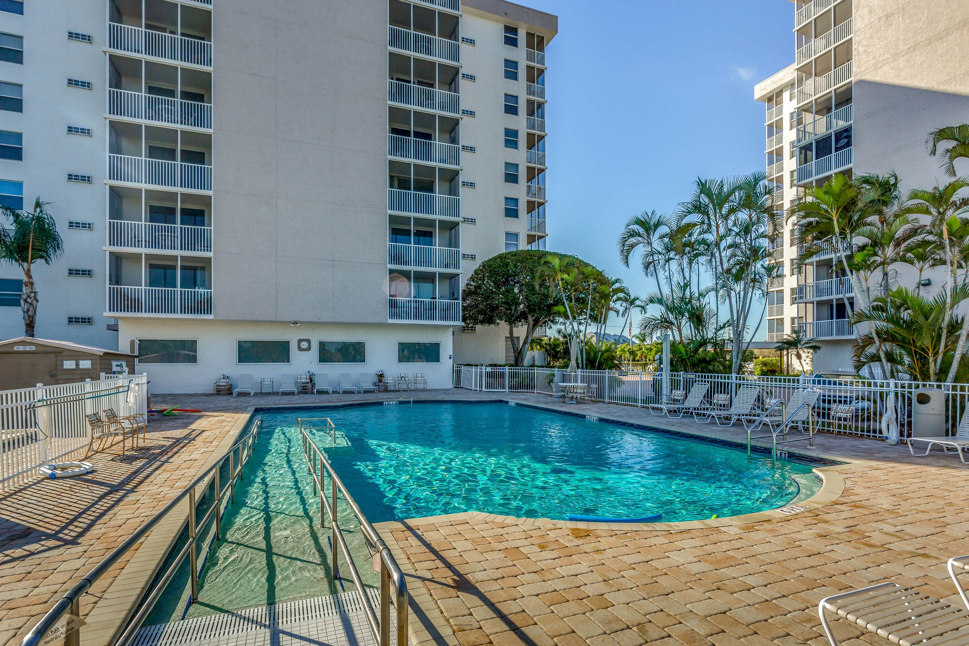 Reel Relaxed Beach and Tennis Unit 4006