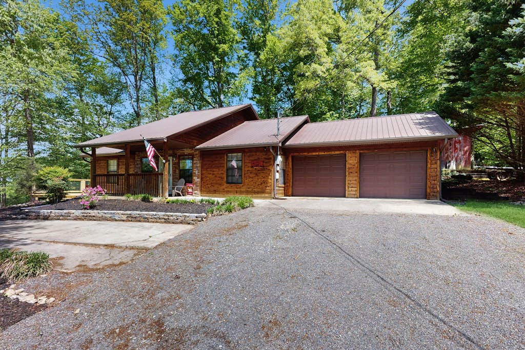 Tranquil Cabin | Garage, Ample Boat & Moto Parking β Sevierville, TN β vacation rental