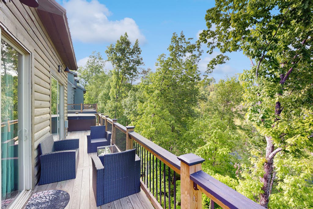 Relaxing Sevierville RetreatใปMtn ViewใปDeckใปHot Tub โ Sevierville, TN โ vacation rental