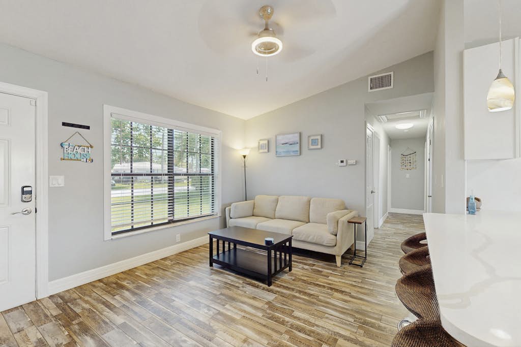 Dog friendly getaway with enclosed yard central AC and WD snowbirds OK — Clearwater, FL — vacation rental