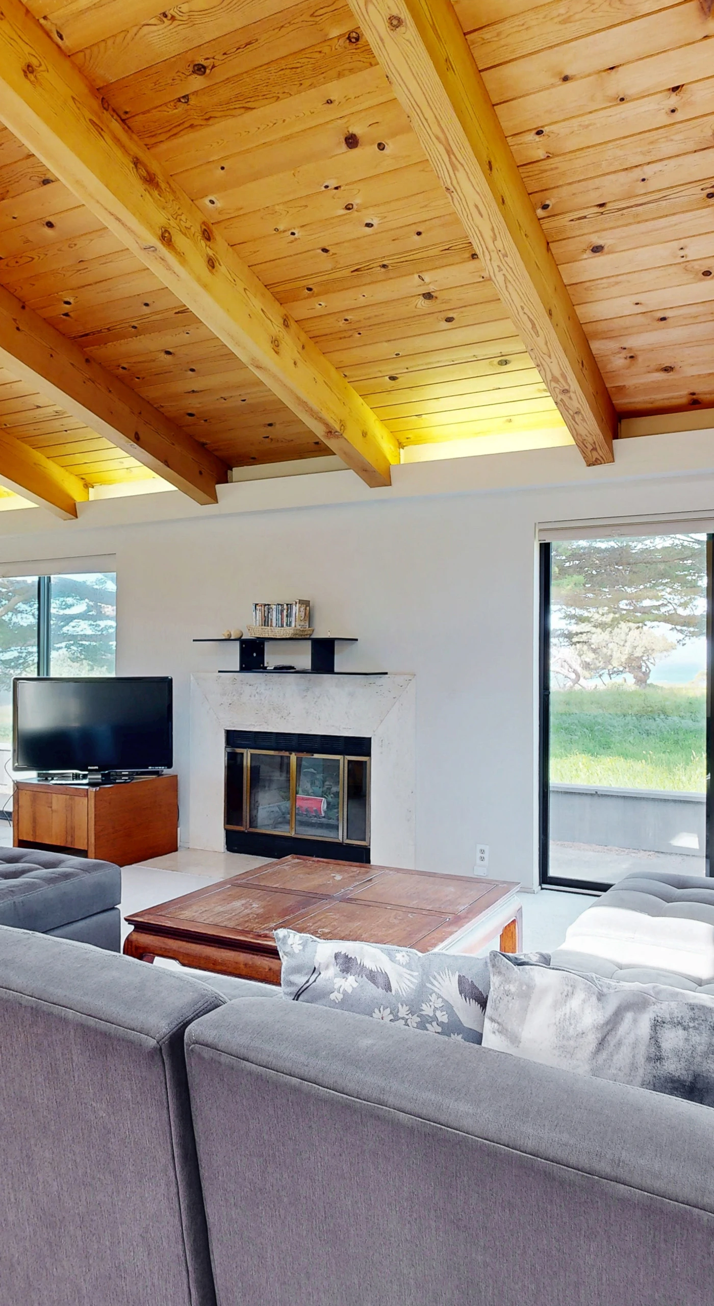 Imagine cozy evenings by the fireplace, where the sounds of the ocean create the perfect backdrop for unwinding.