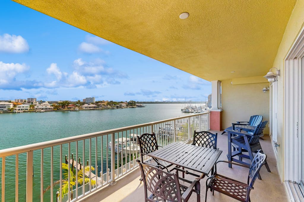 Waterfront Condo w WiFi Washer Dryer and Central AC Snowbird Friendly — Clearwater Beach, FL — vacation rental