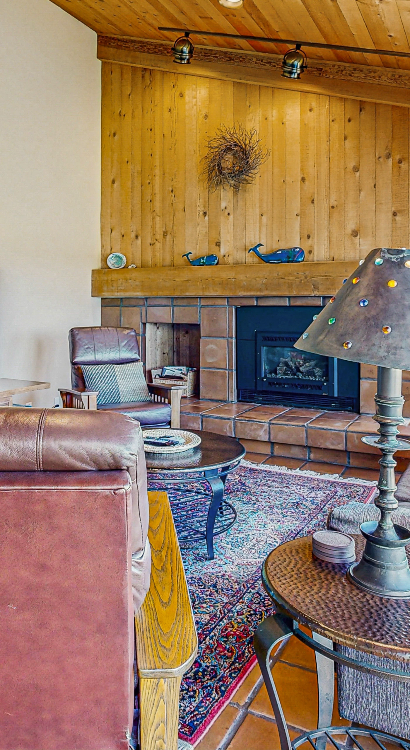 With its inviting atmosphere and stunning scenery, this living room is your perfect retreat for cozy evenings or lively gatherings.