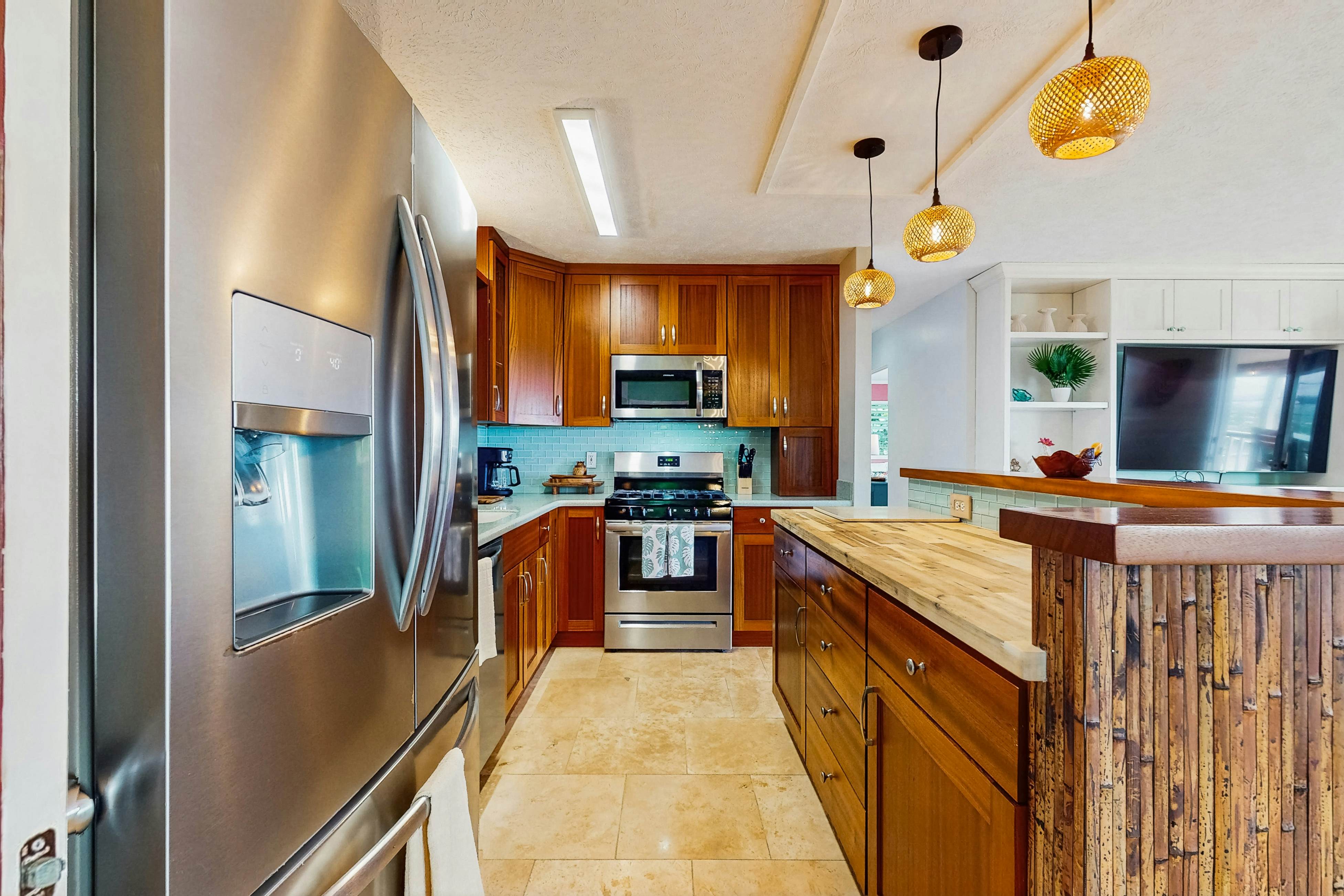 Pualani Island Getaway - Main House & Ohana- 30-night minimum