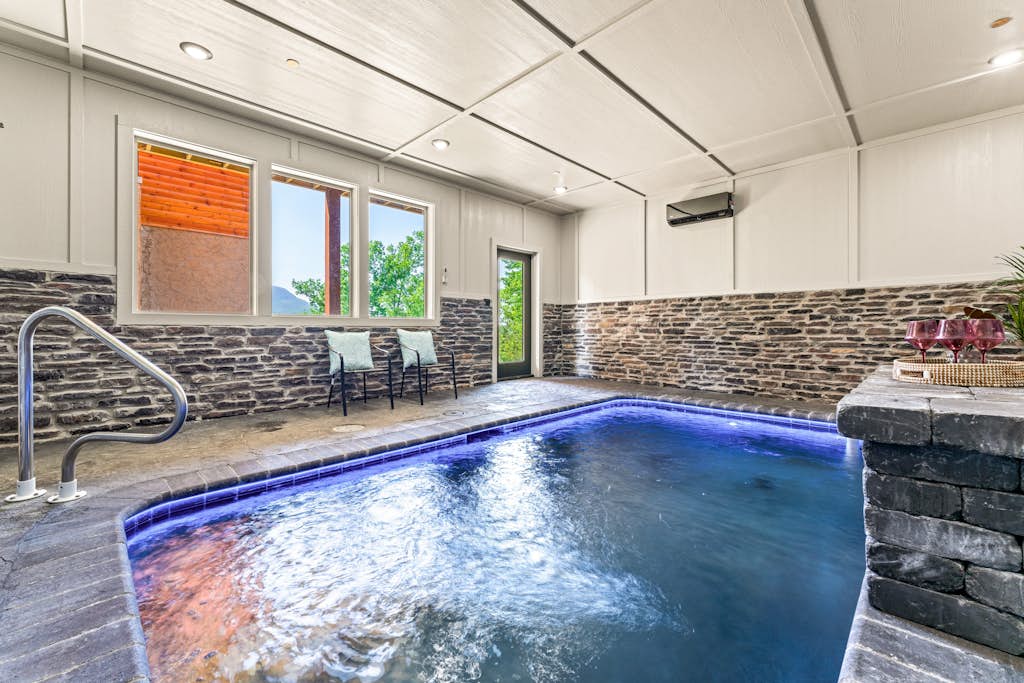 Luxe Cabin, Sleeps 14, Pool, Hot Tub, Theater Room โ Pigeon Forge, TN โ vacation rental
