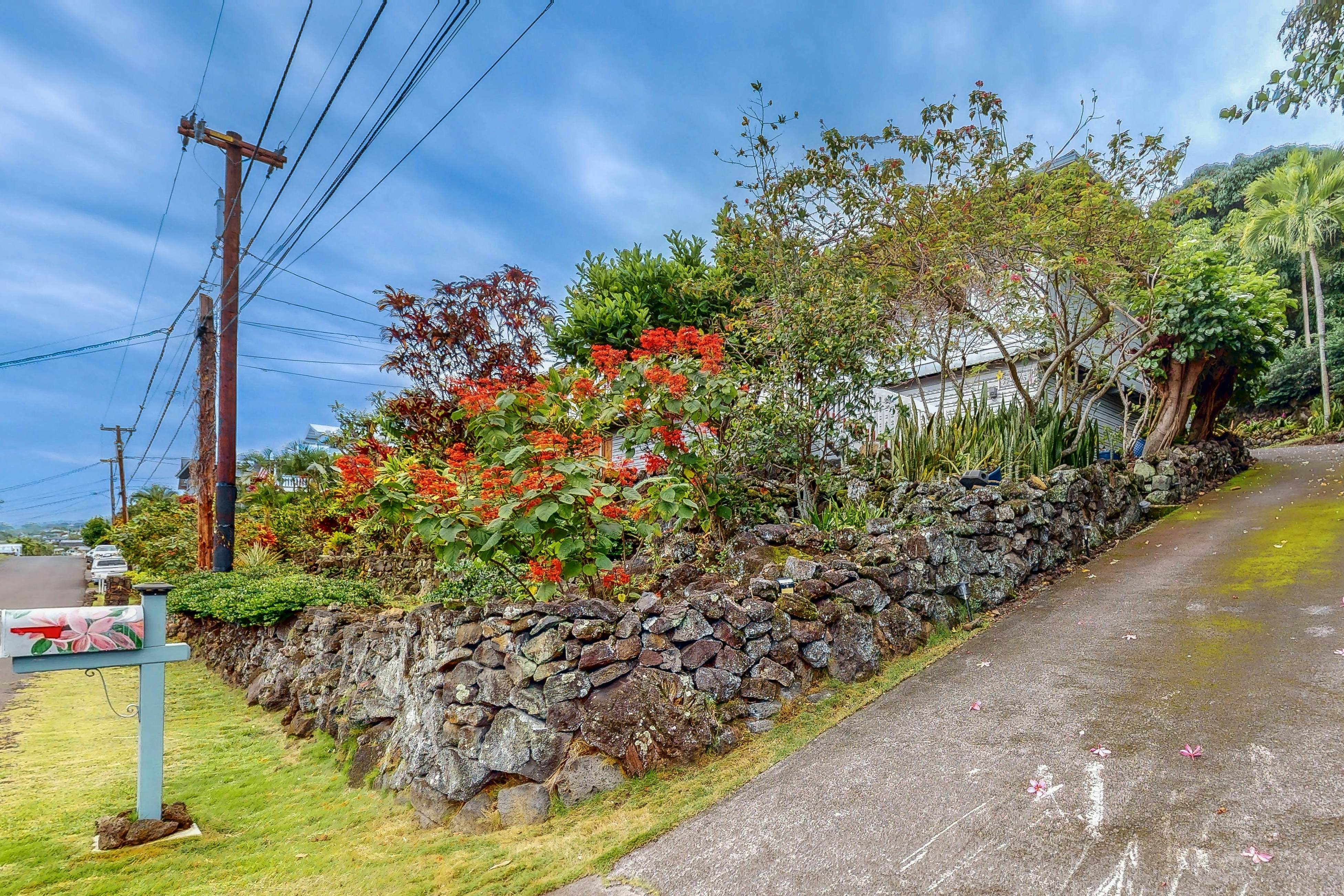 Pualani Island Getaway - Main House & Ohana- 30-night minimum