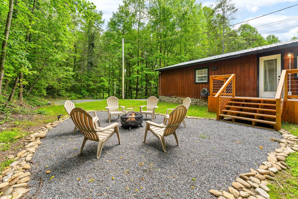 Charming Dog Friendly Cabin, Sleeps 10, Hot Tub — Gatlinburg, TN — vacation rental