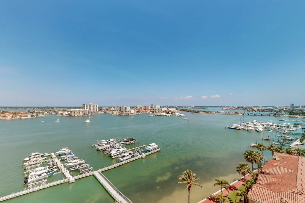 Luxury stunning waterfront condo Central AC pool snowbird friendly — Clearwater, FL — vacation rental