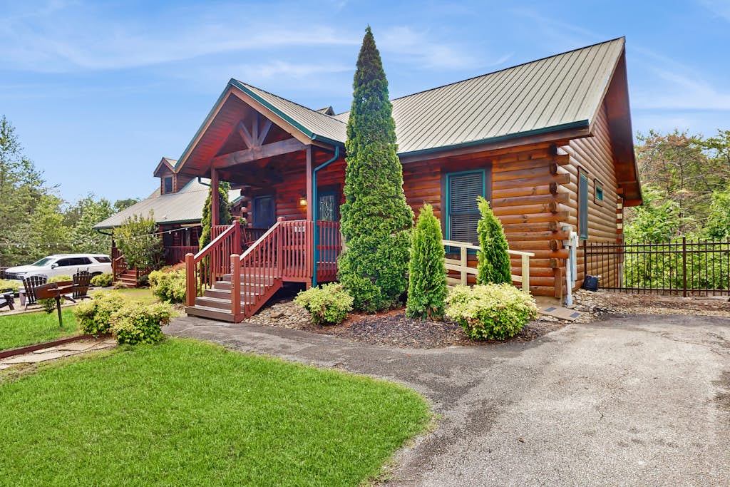 Charming Smokies Cabin, Sleeps 12, Hot Tub, Rec Room — Pigeon Forge, TN — vacation rental