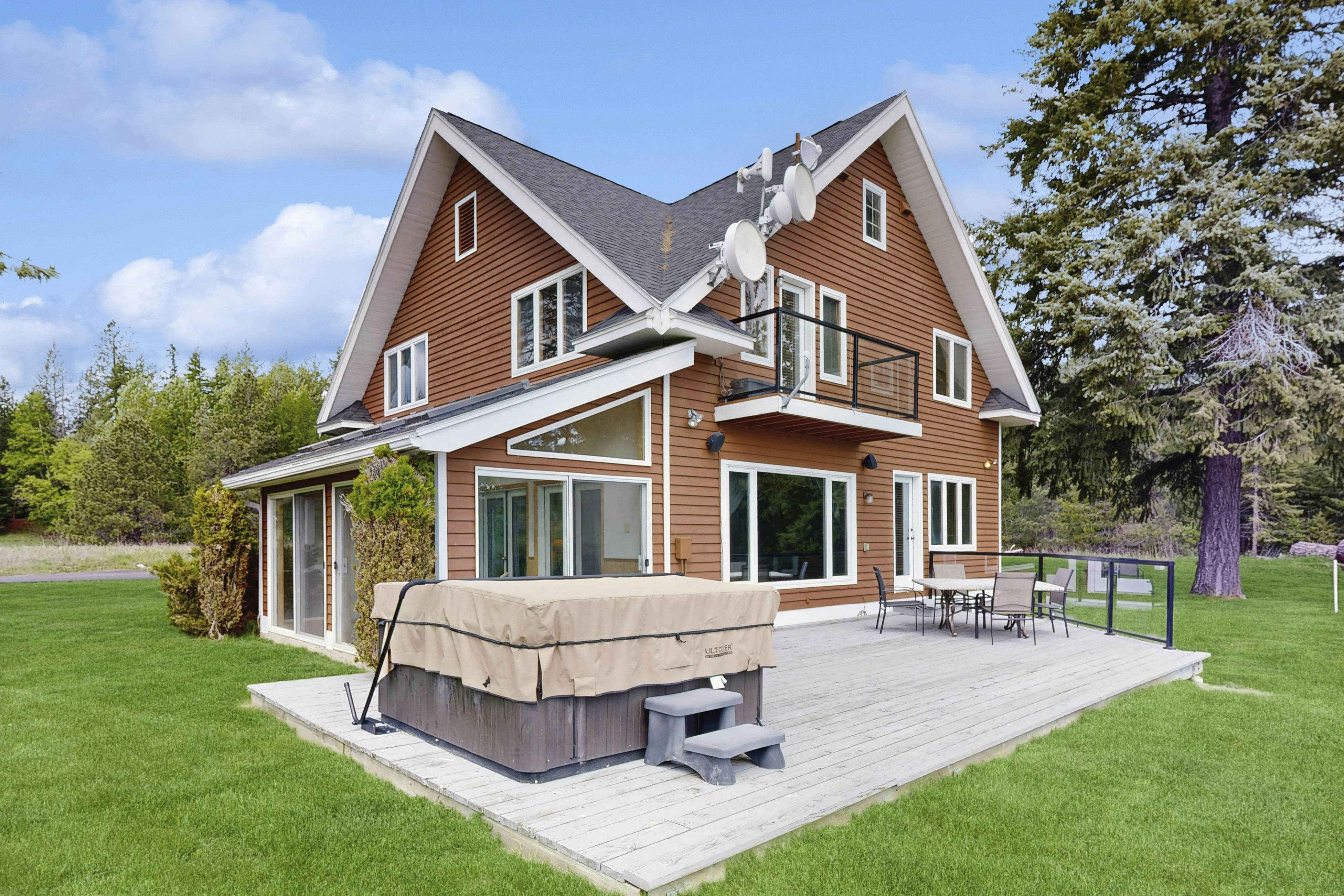 Lakeview Home on acreage with Hot Tub