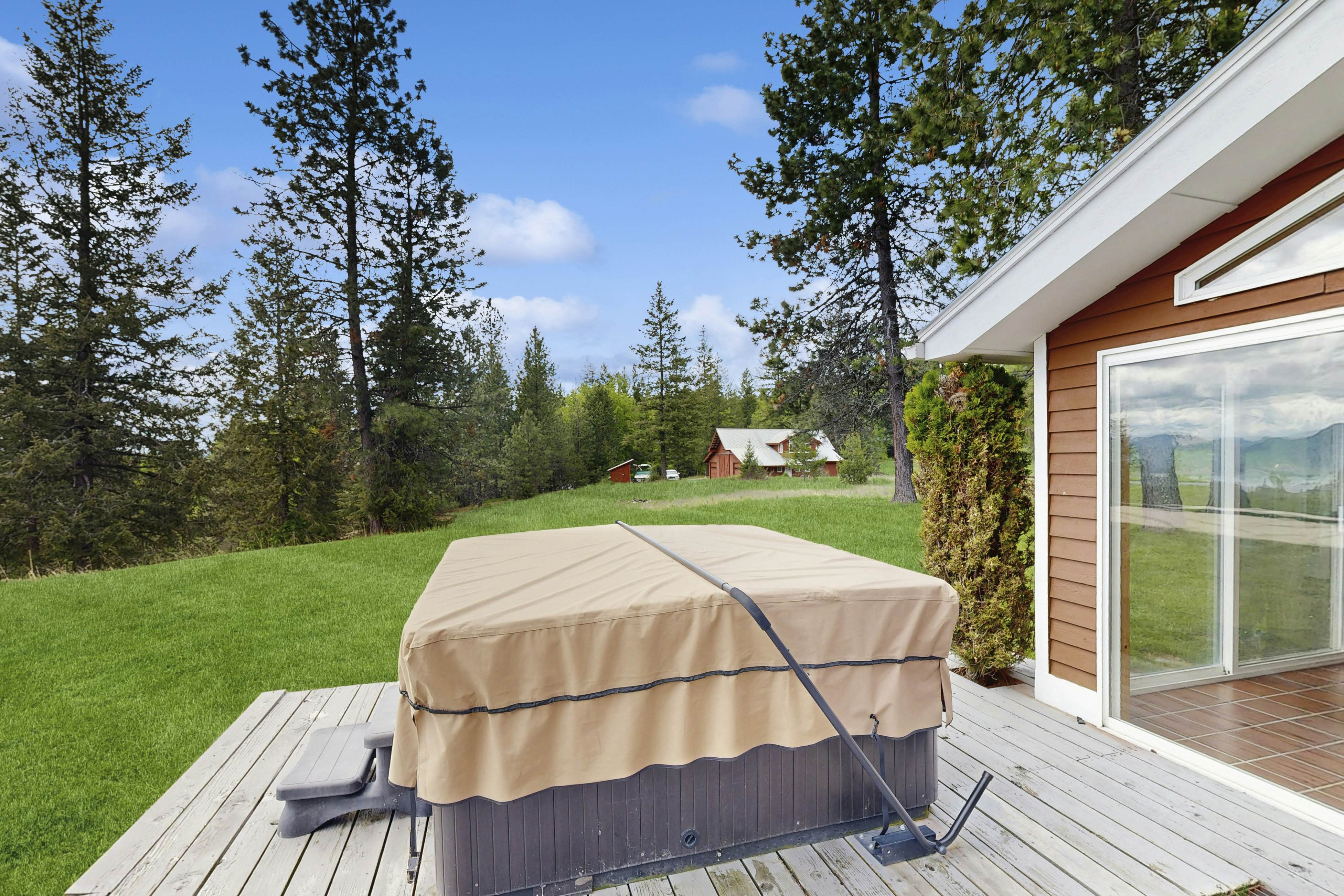 Lakeview Home on acreage with Hot Tub