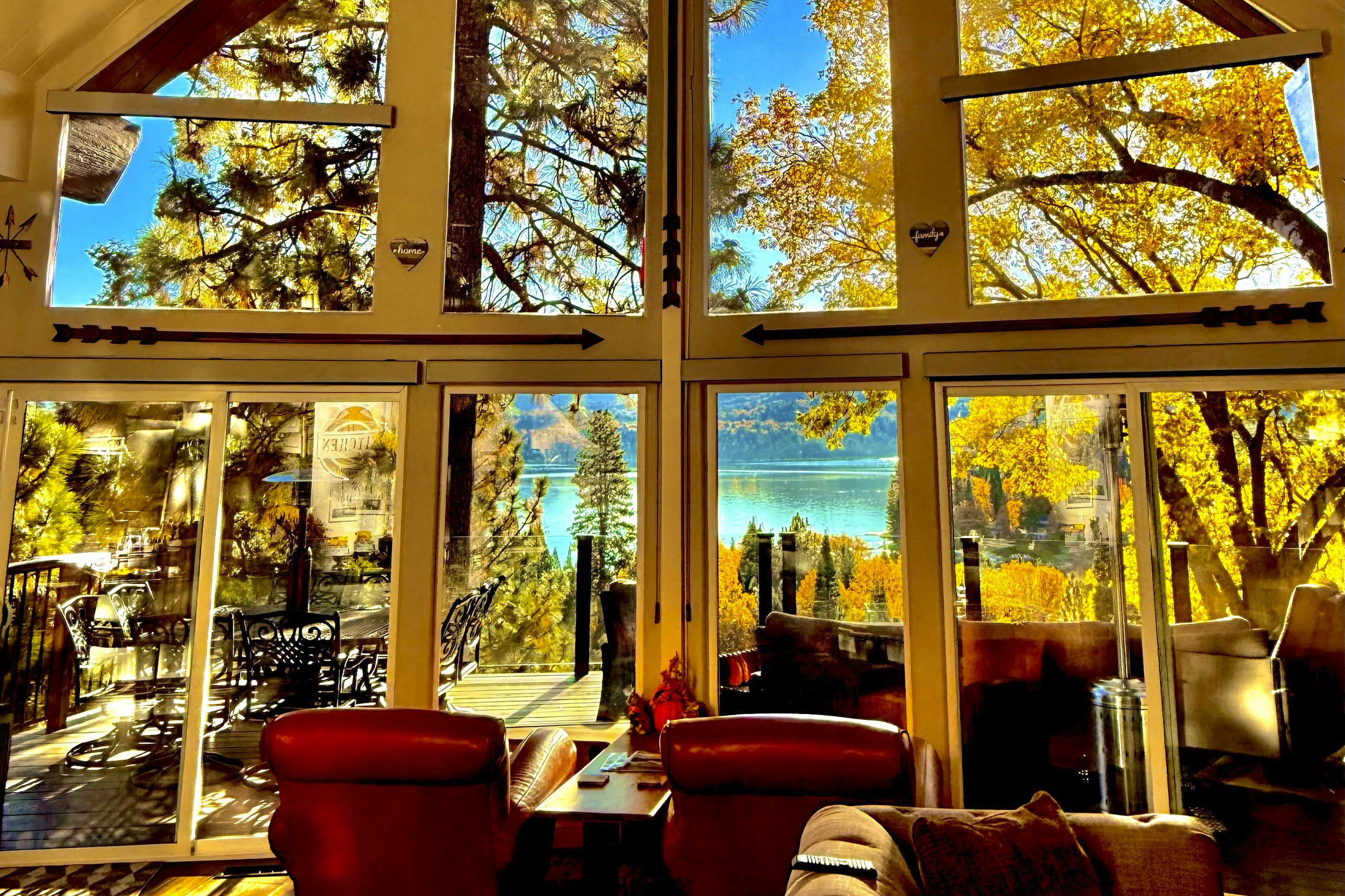 Surreal Feel Lakeview Chalet 