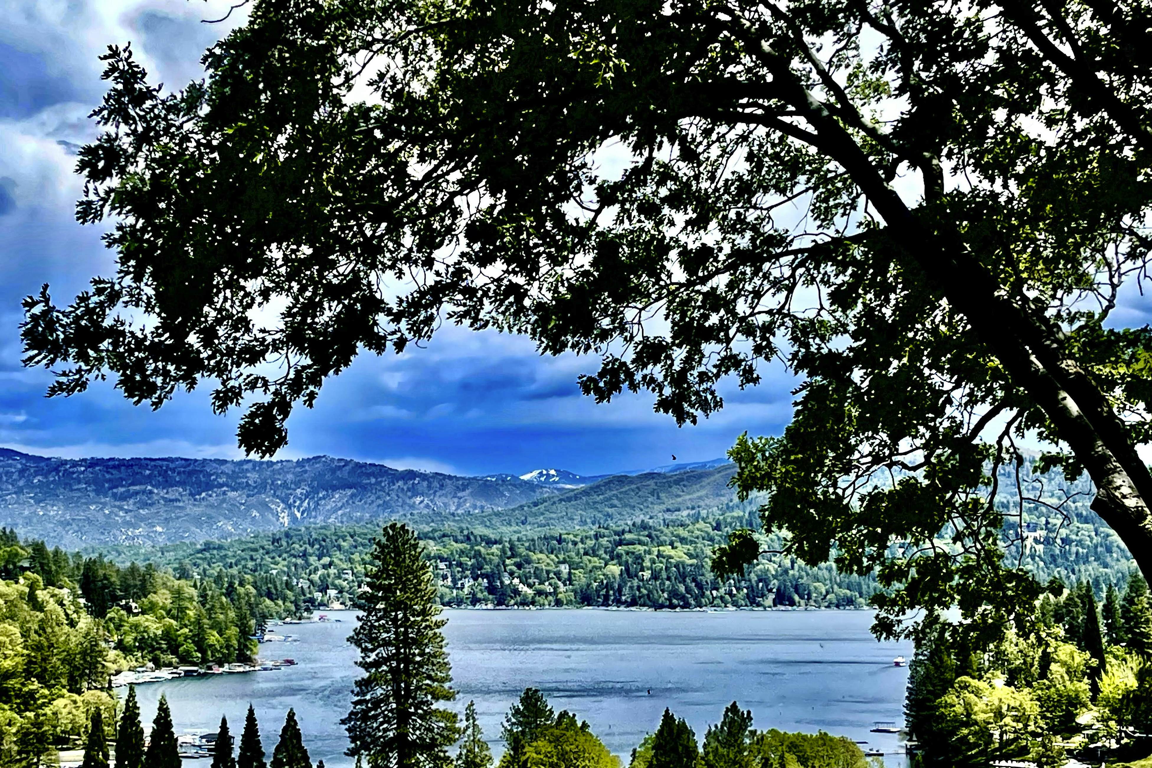 Surreal Feel Lakeview Chalet 