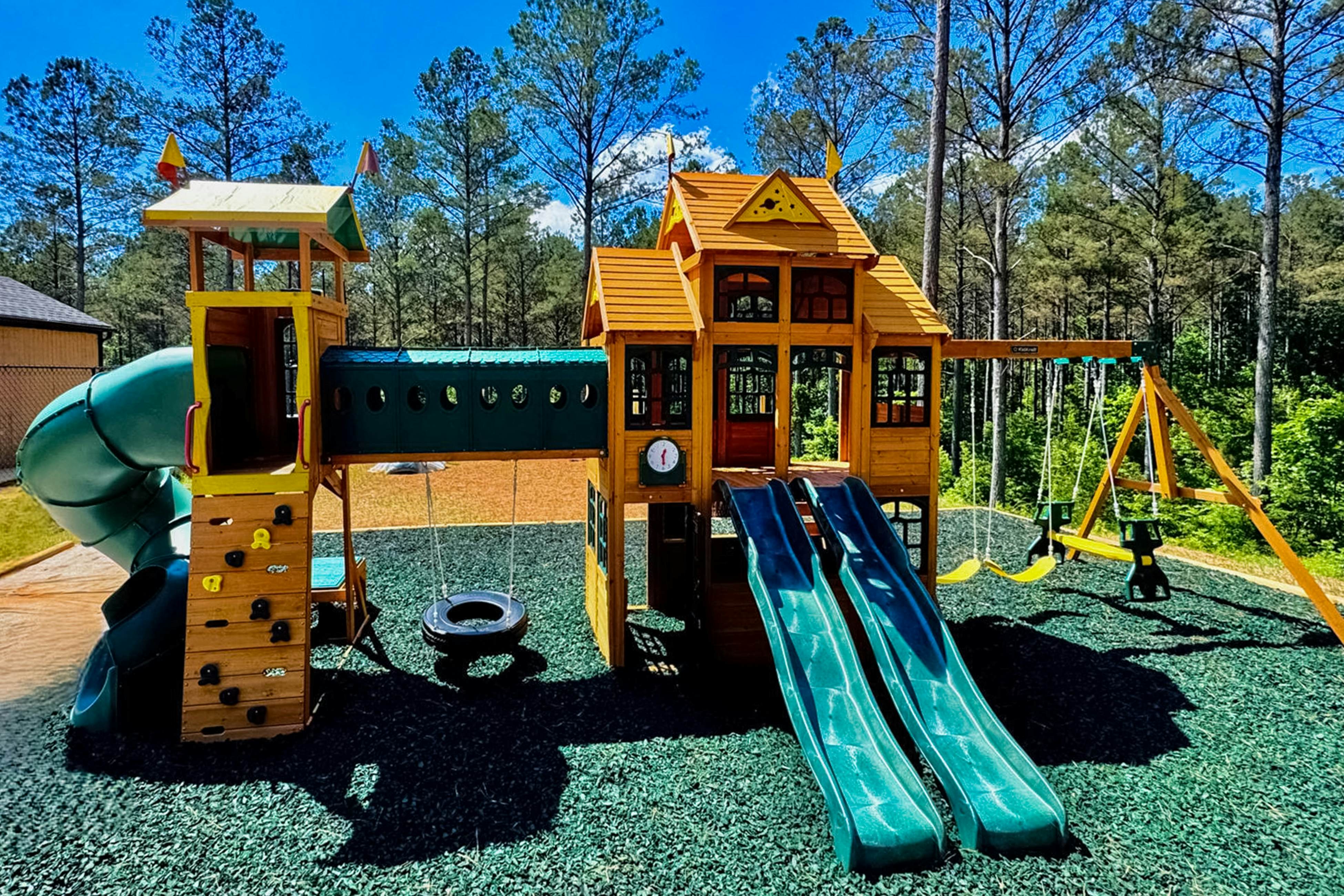 Mountain Peak Lodge - Cabin & Game Room Retreat 
