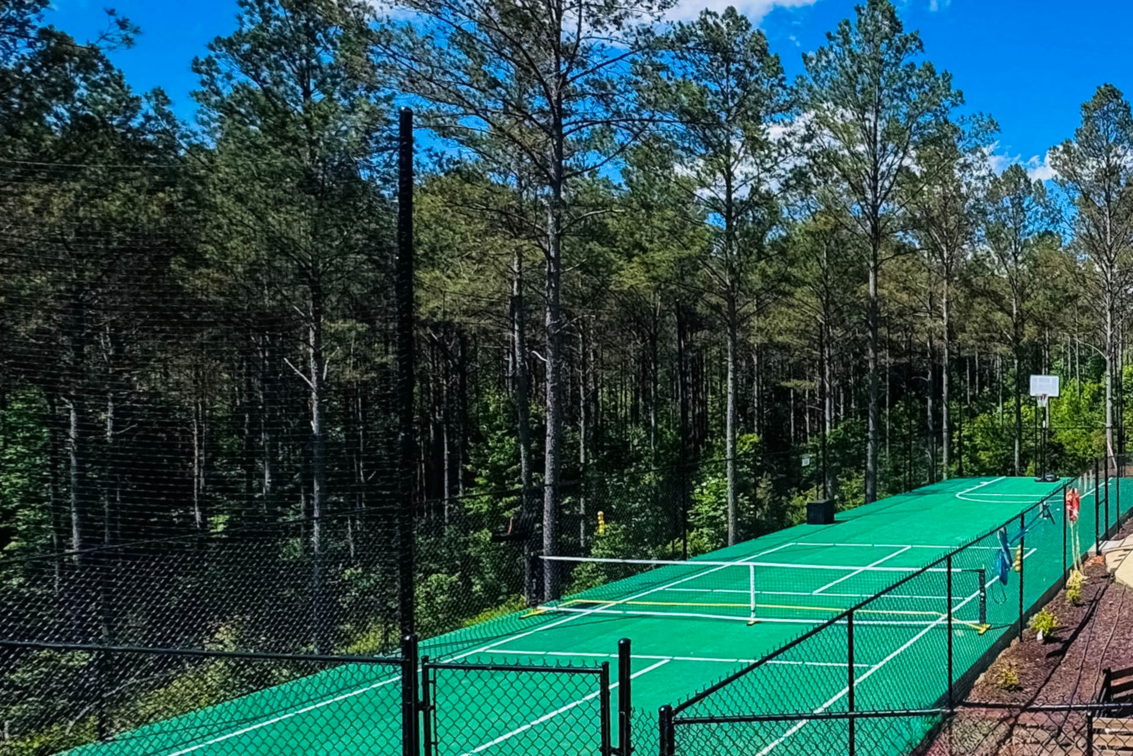 Mountain Peak Lodge - Cabin & Game Room Retreat 
