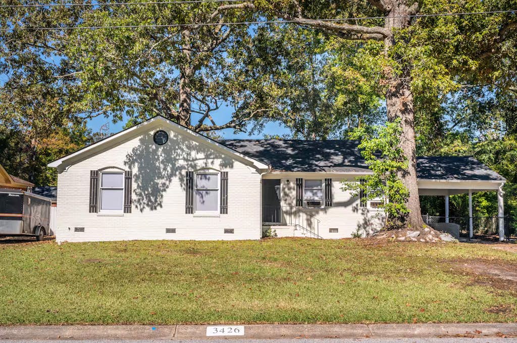 Creola Charm - 3BR, 2BA with Hot Tub, Fire pit and Washer/Dryer — North Charleston, SC — vacation rental