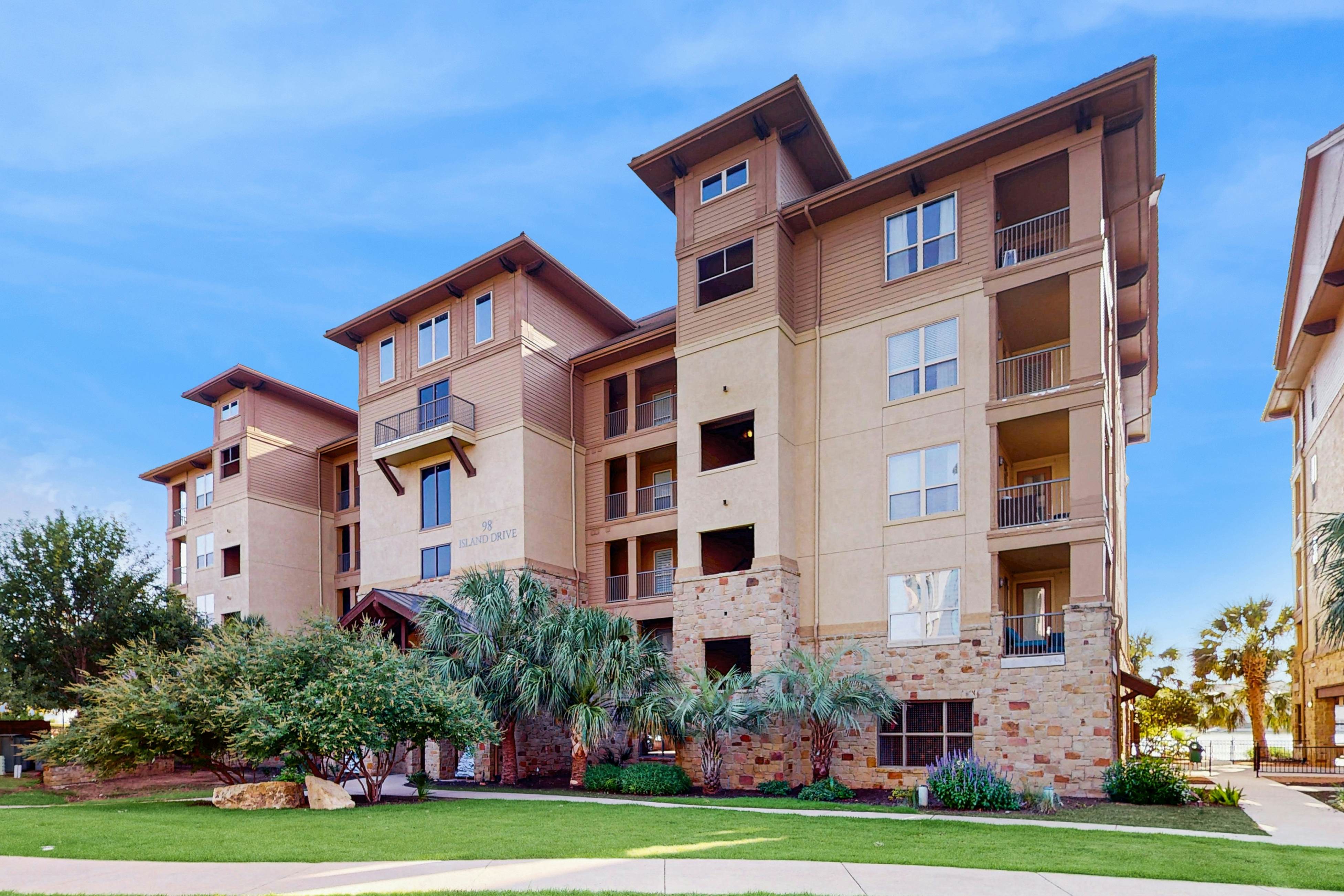 The Waters Condo - Lakefront Oasis