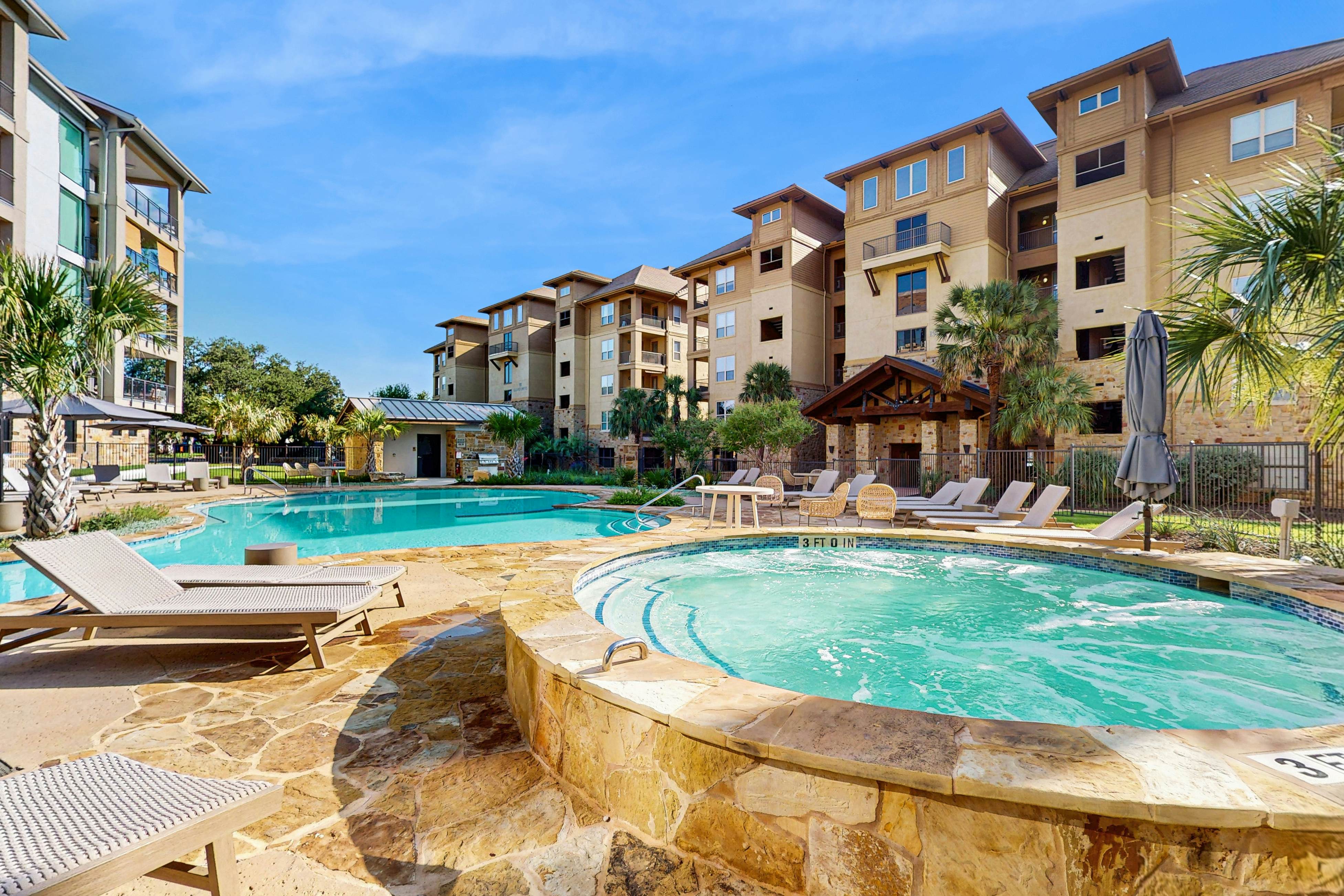 The Waters Condo - Lakefront Oasis