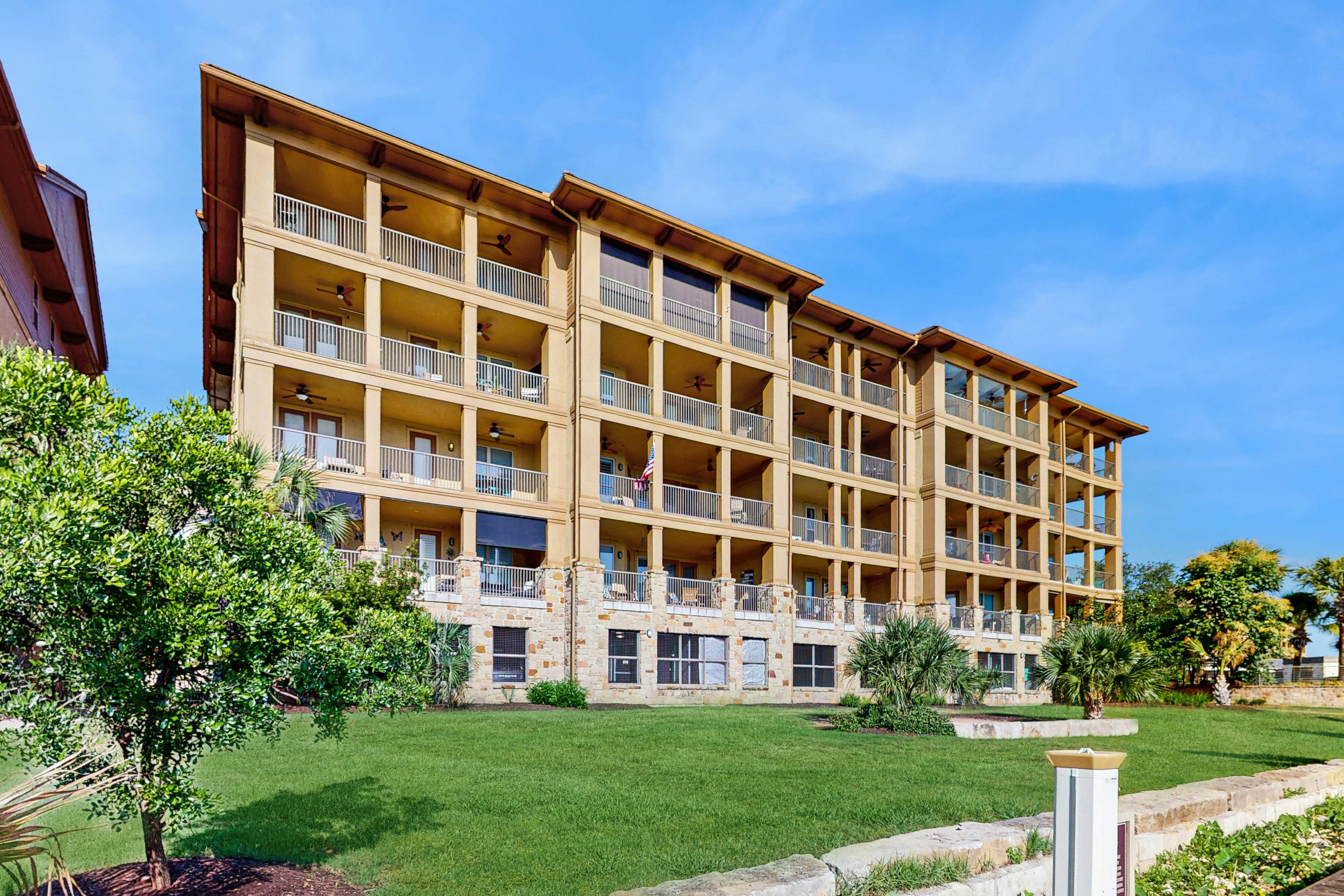 The Waters Condo - Lakefront Oasis