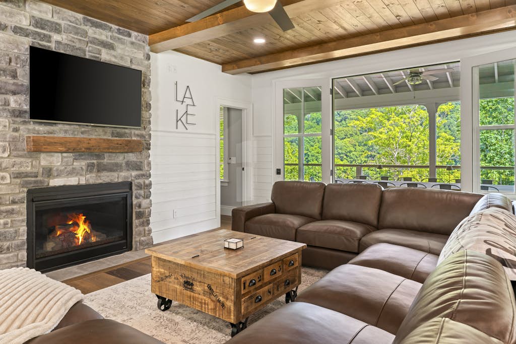 Lakeside Retreat, Sleeps 22, Dock, Grill, Game Room โ Norris Lake, TN โ vacation rental