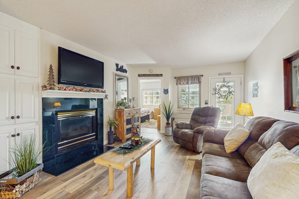 Delightful Condo, Sleeps 6, Shared Pool, Picnic Area โ Pigeon Forge, TN โ vacation rental