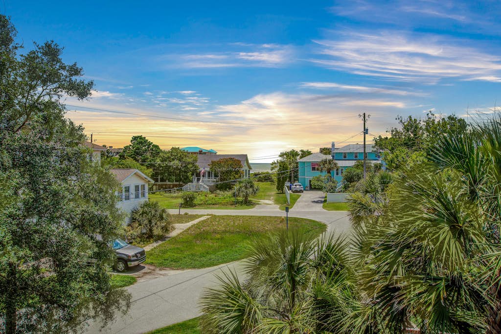 Restful beach home w/ large screen porch and open deck - easy walk to beach — Isle of Palms, SC — vacation rental