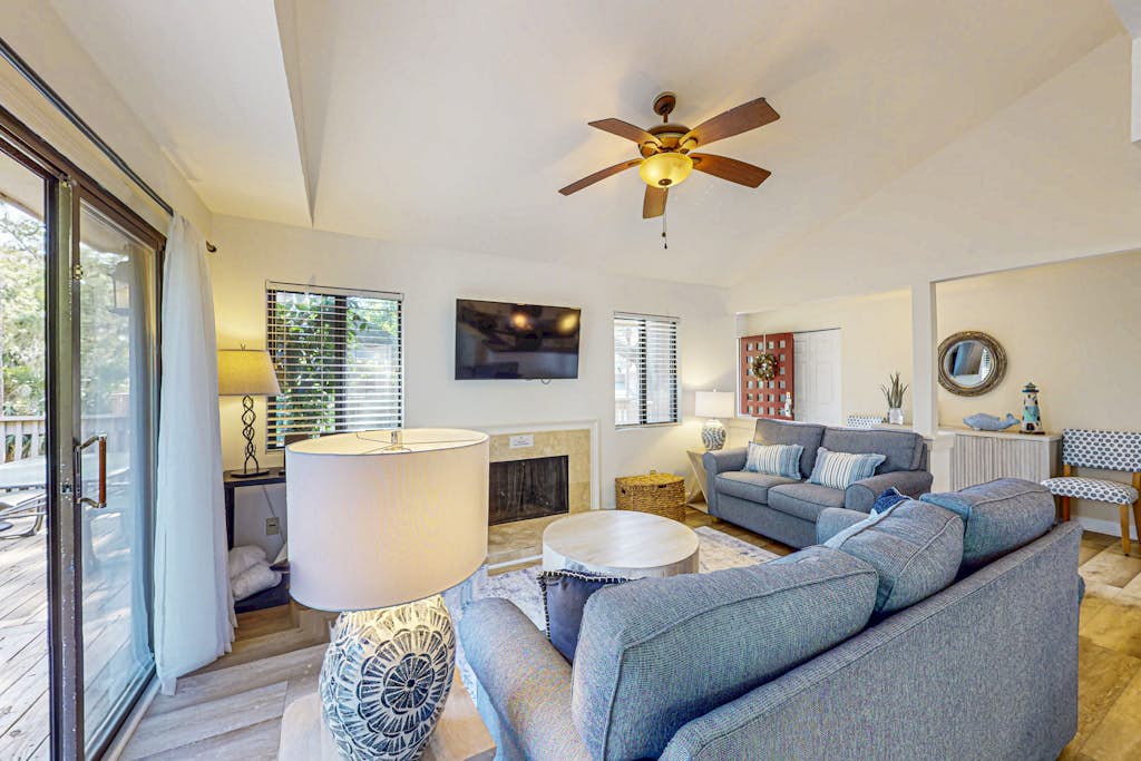 Coastal resort condo with pool, tennis courts, beach access, golf, new deck — Hilton Head, SC — vacation rental