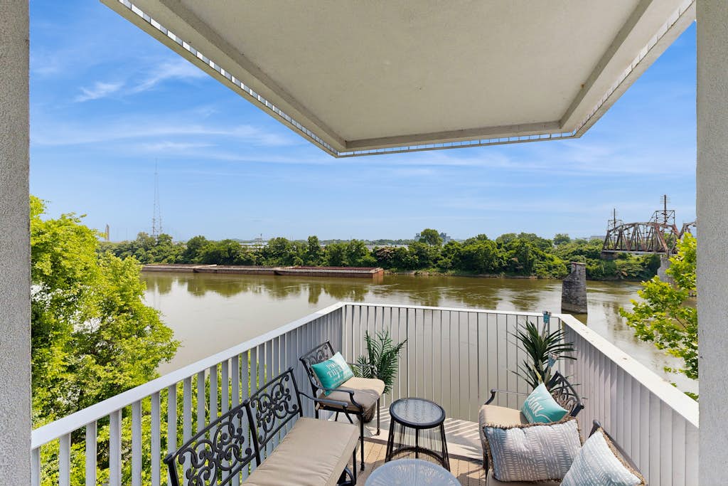 Modern river-view condo with balcony & WiFi - walk to downtown & attractions — Nashville, TN — vacation rental