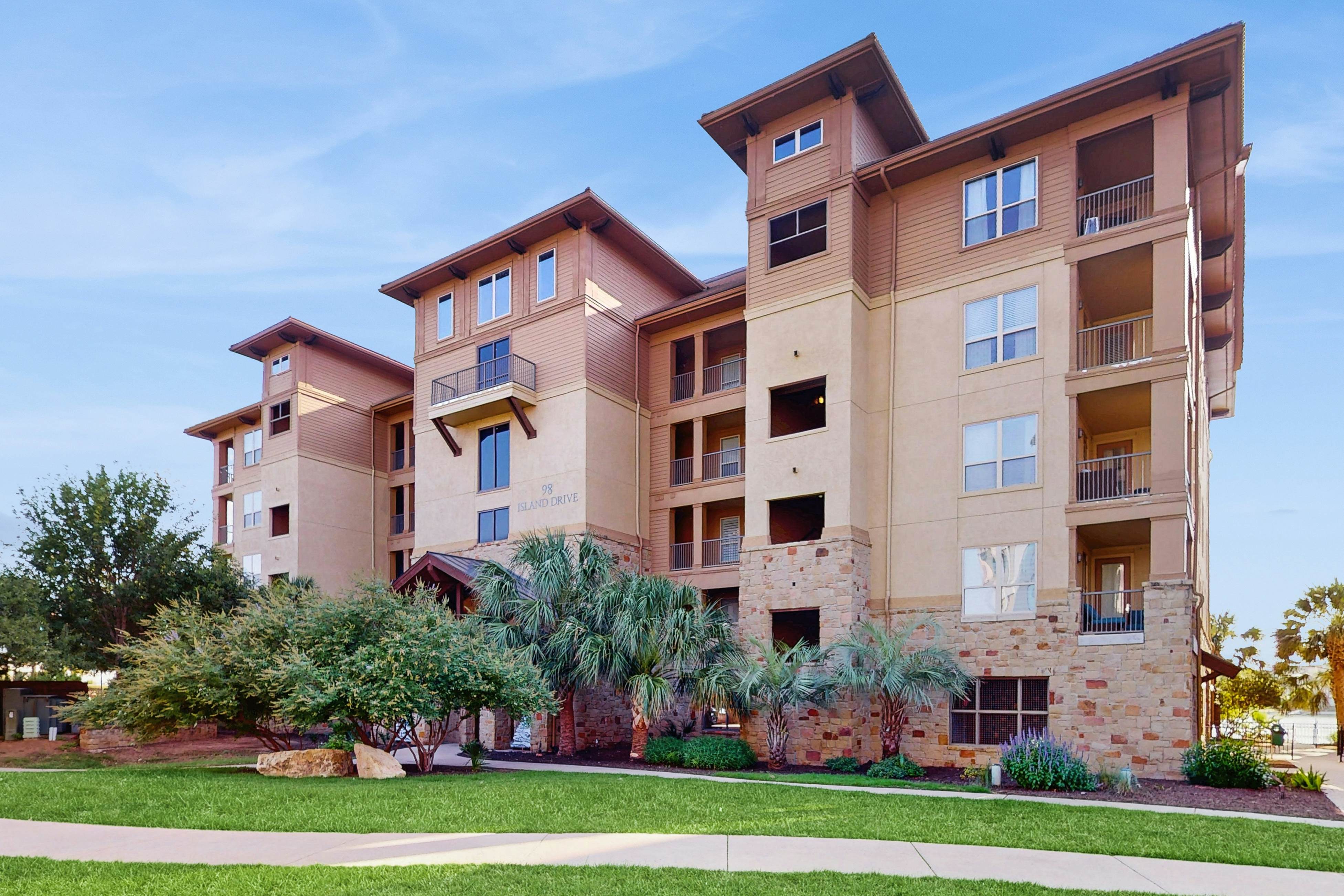 The Waters Condo - Lakefront Oasis