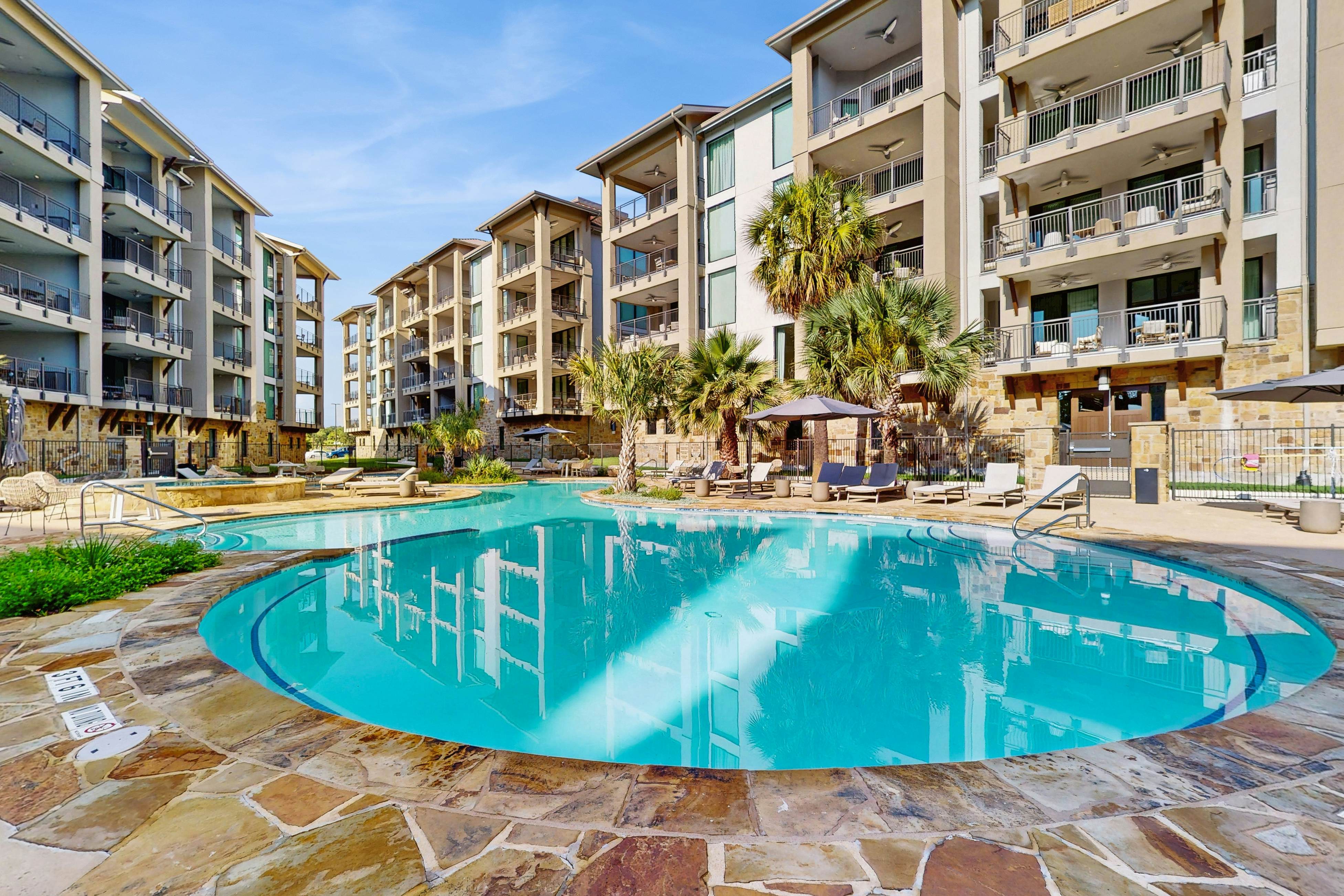 The Waters Condo - Lakefront Oasis