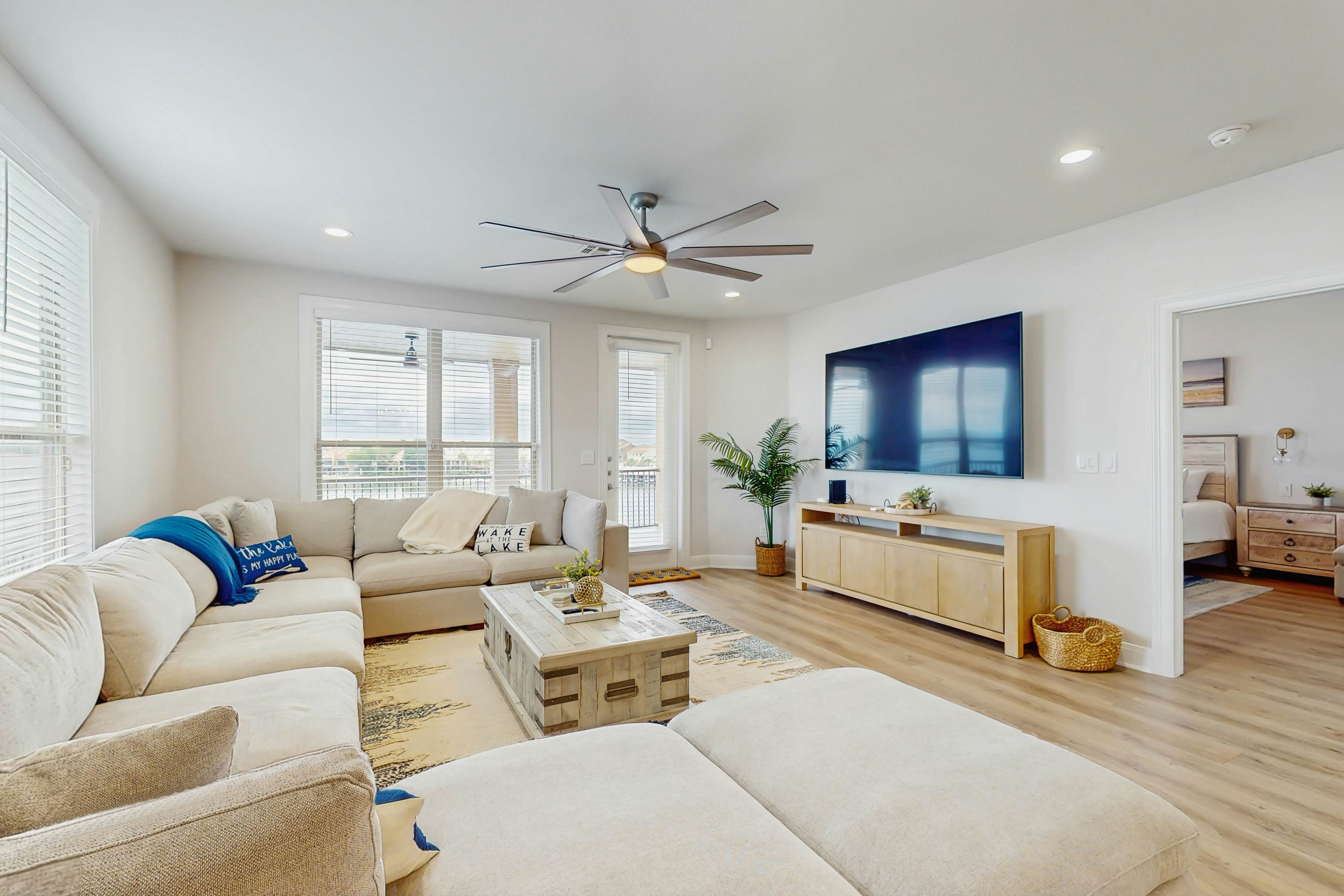 The Waters Condo - Lakefront Oasis