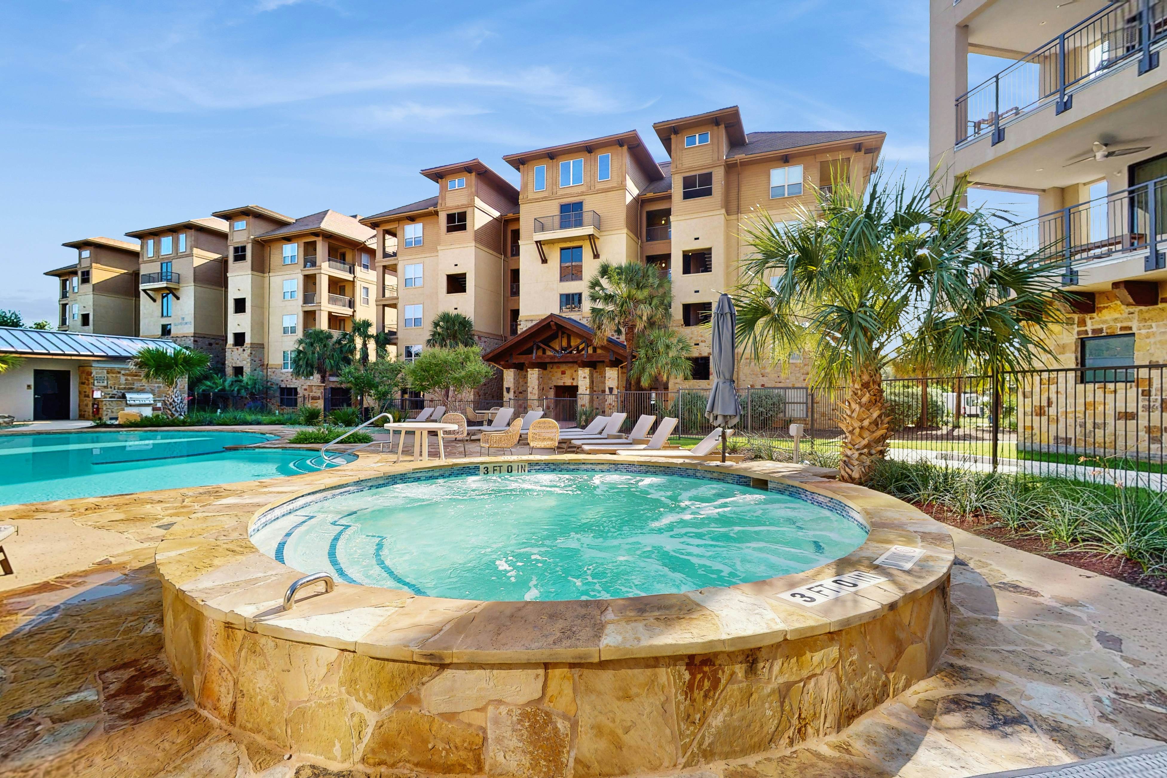 The Waters Condo - Lakefront Oasis