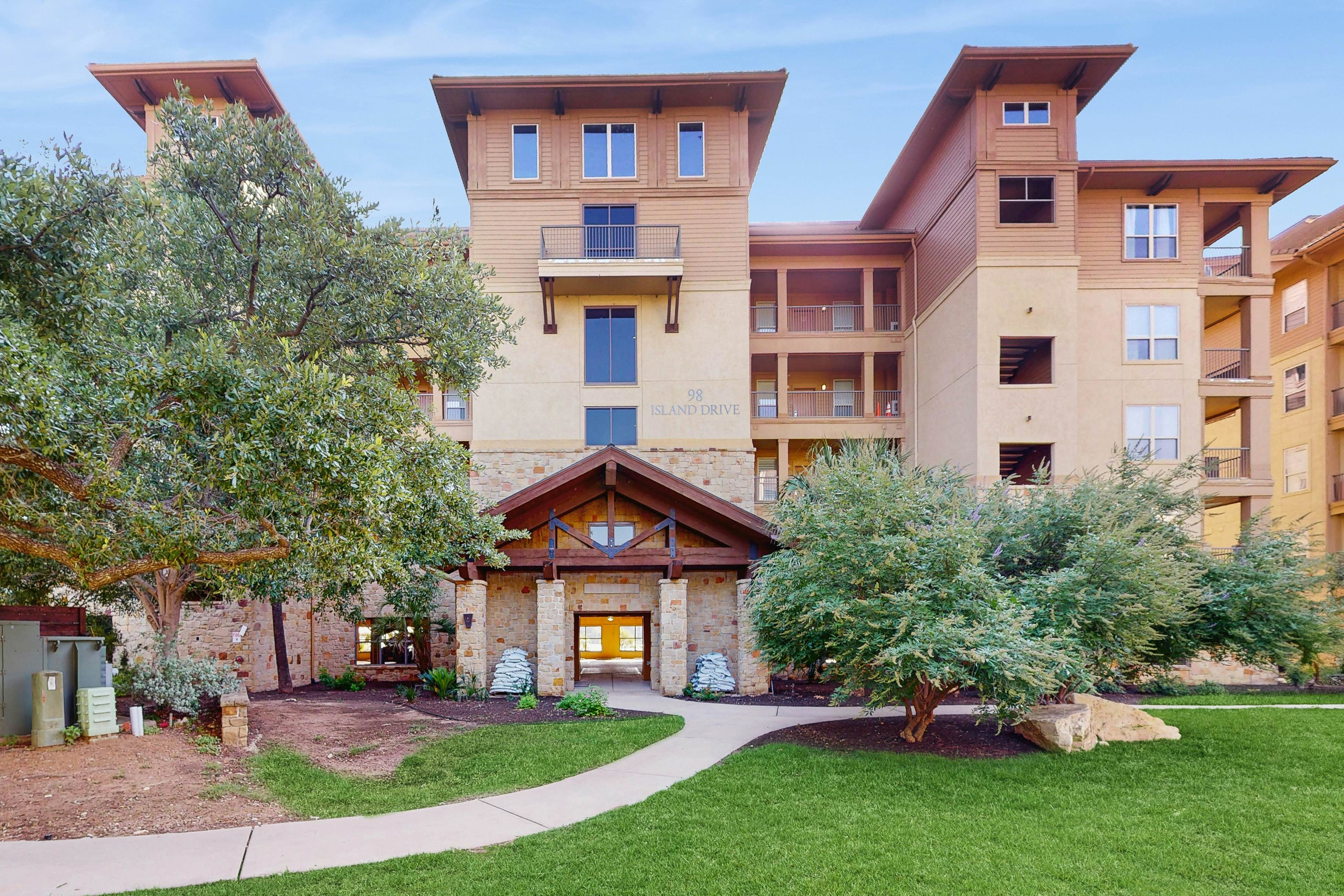 The Waters Condo - Lakefront Oasis