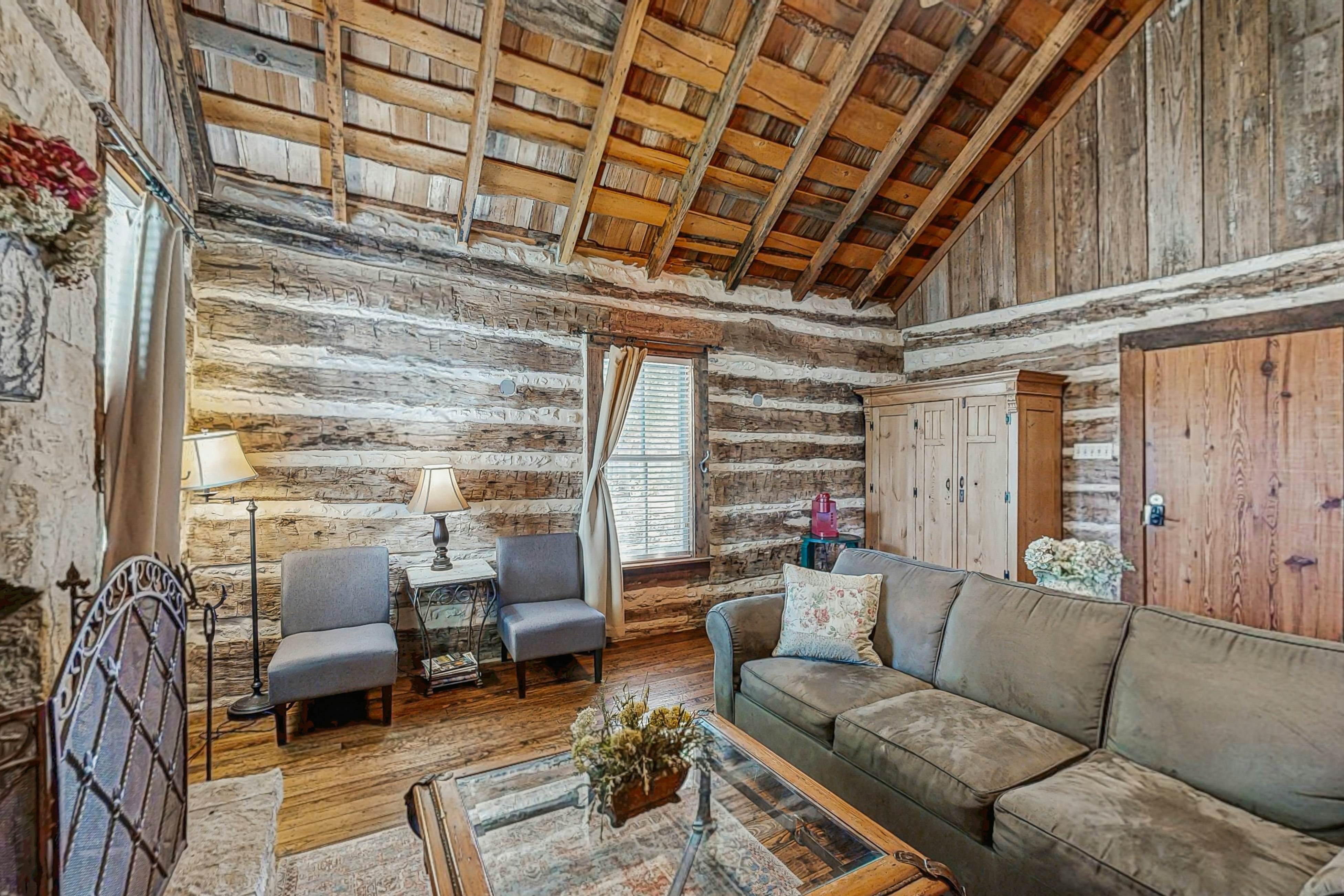 Historic Rocky Hill - Champagne Suite