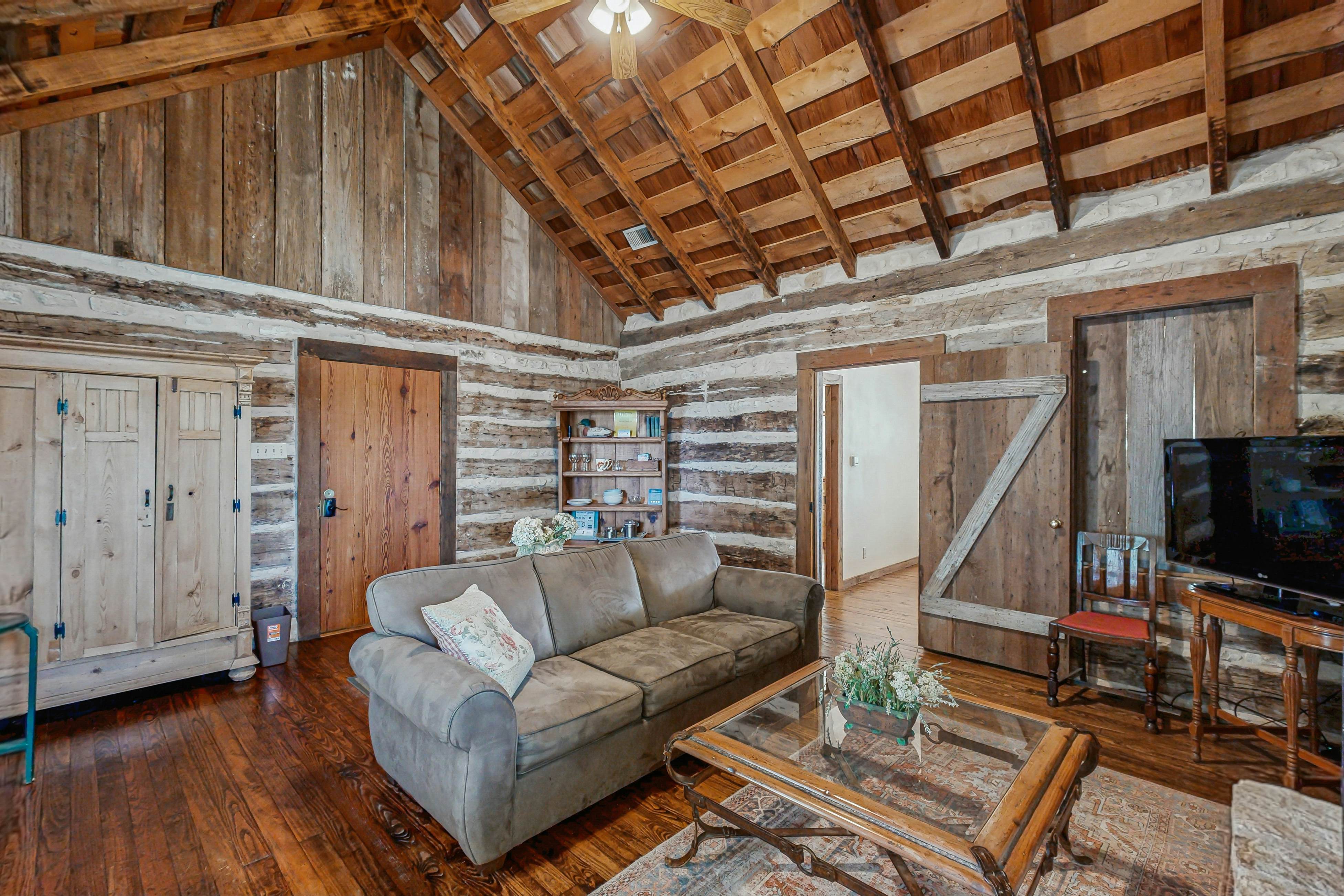 Historic Rocky Hill - Champagne Suite