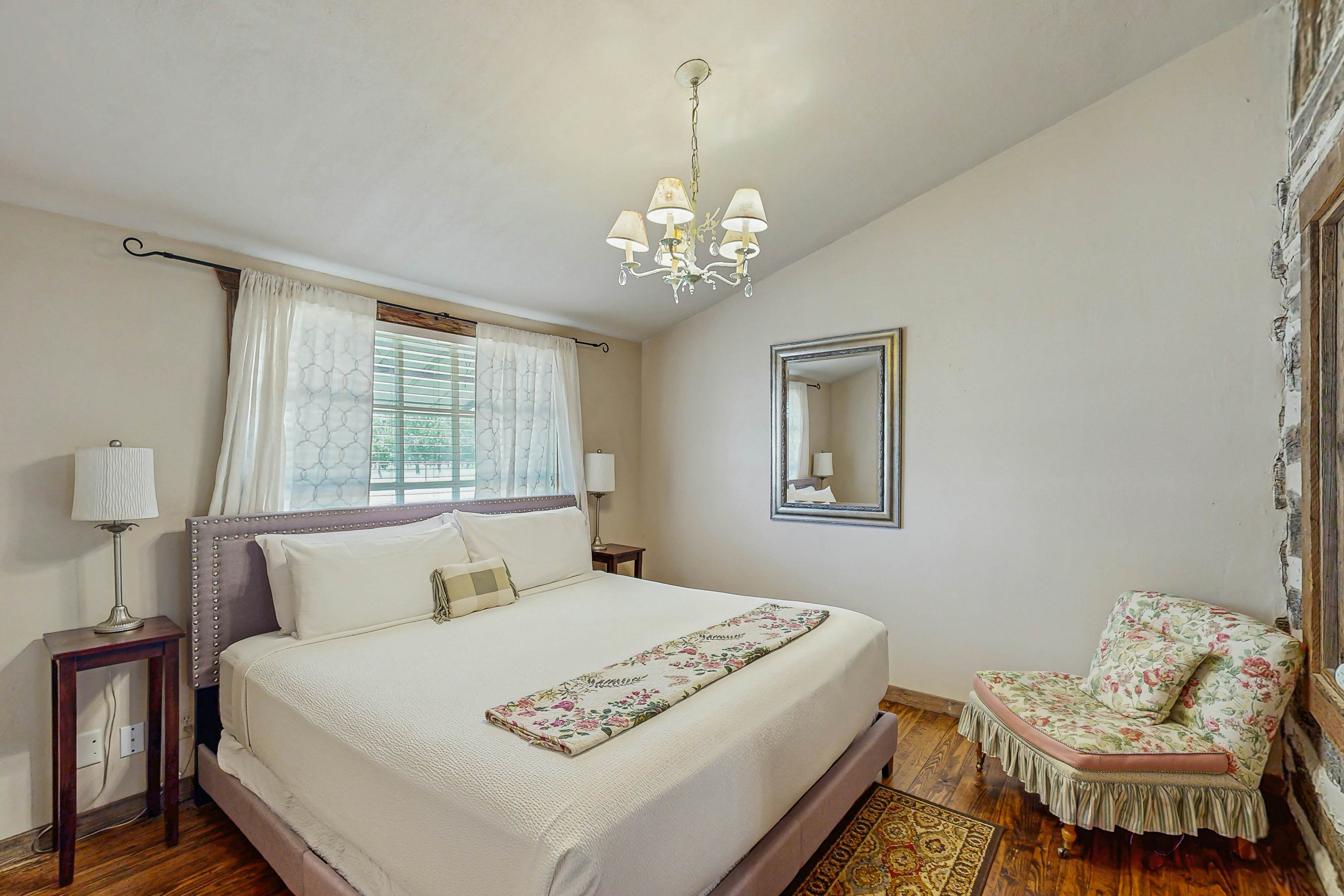 Historic Rocky Hill - Champagne Suite