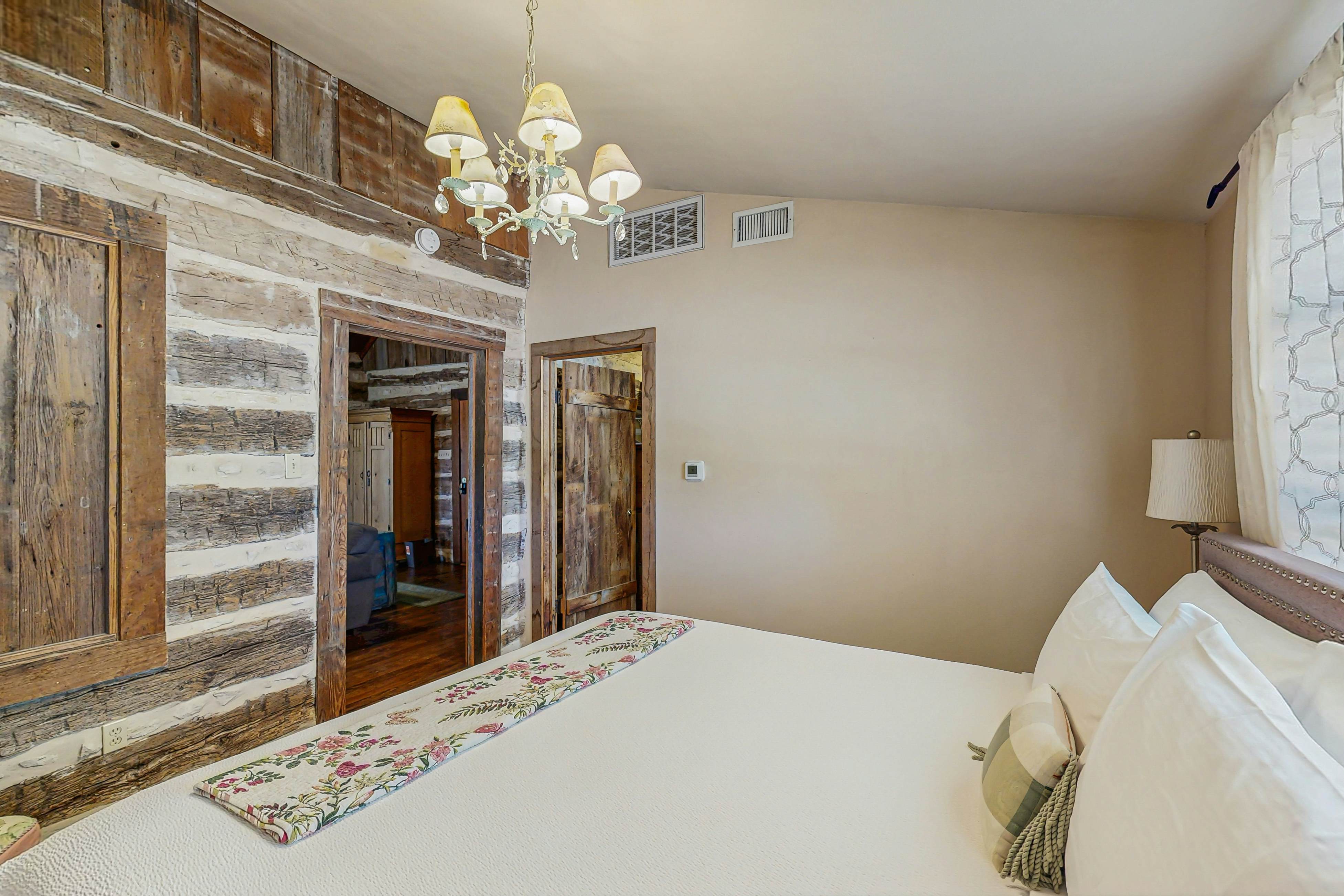 Historic Rocky Hill - Champagne Suite