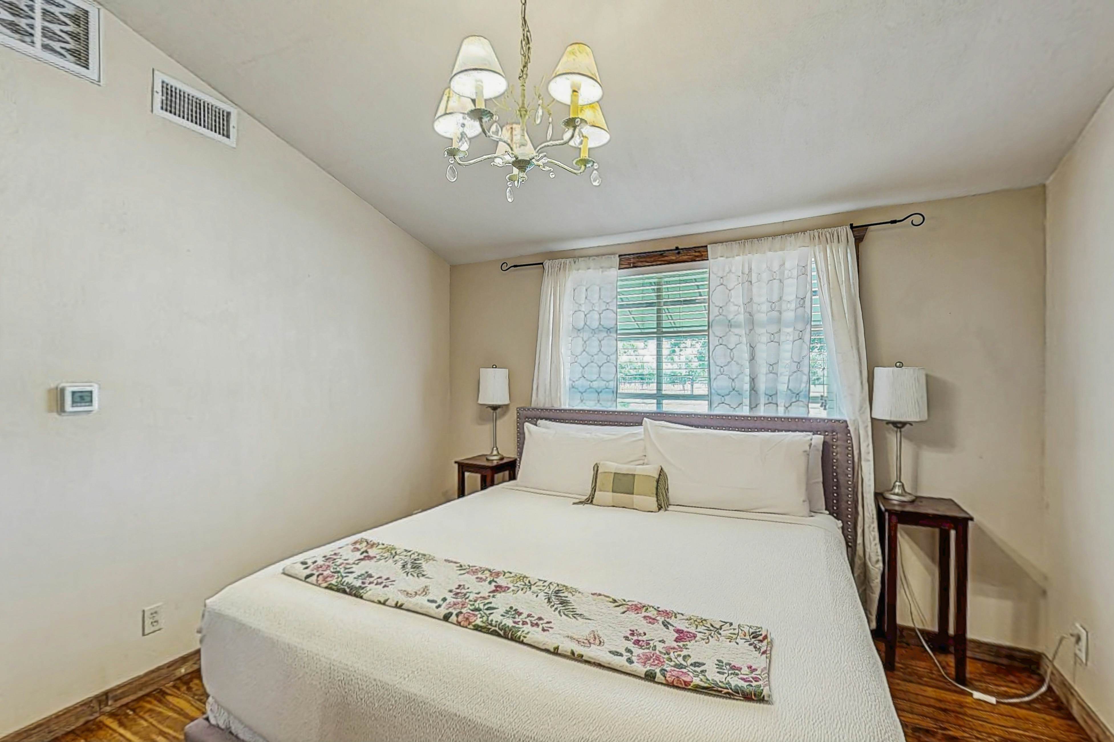 Historic Rocky Hill - Champagne Suite