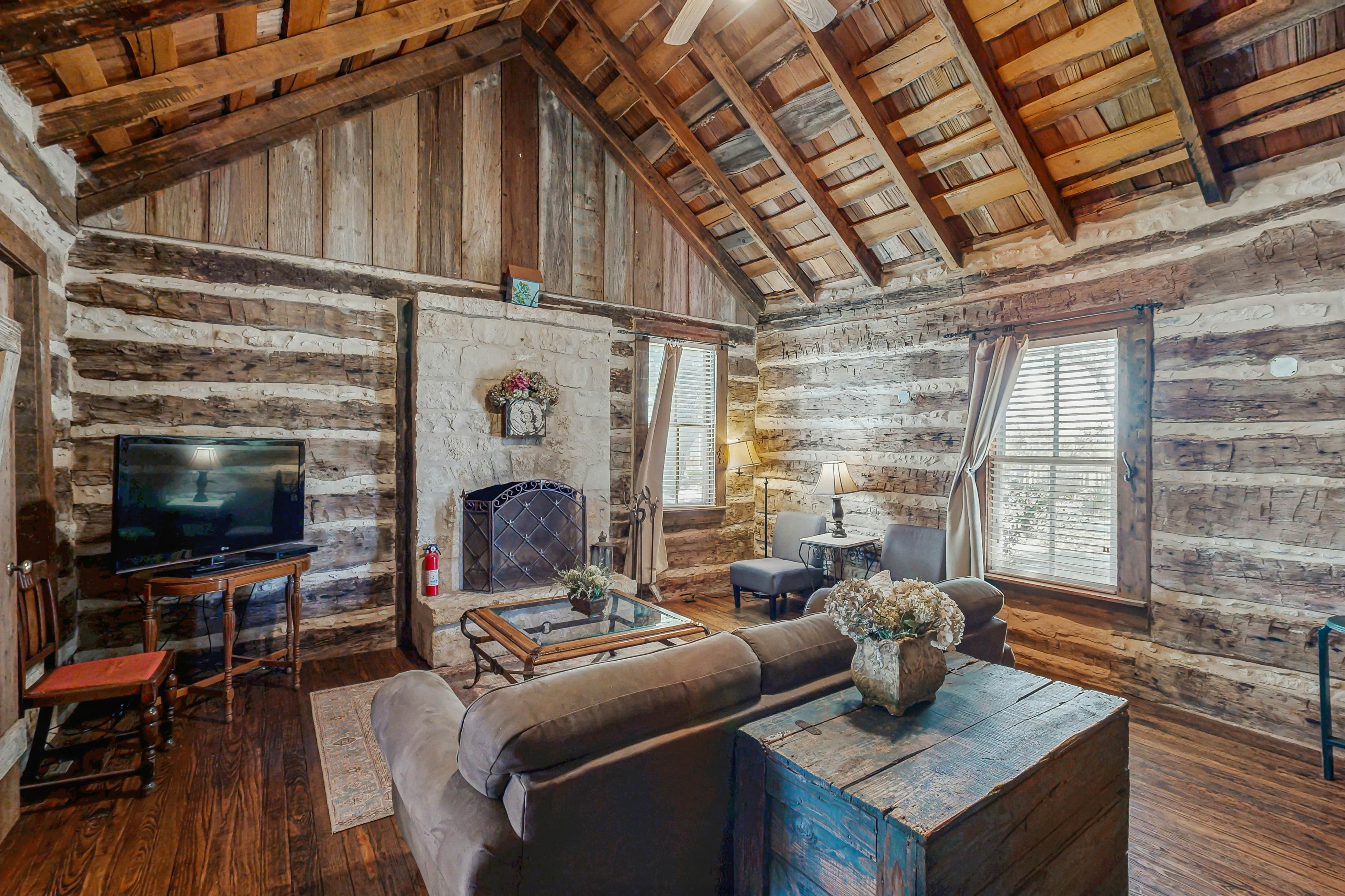 Historic Rocky Hill - Champagne Suite