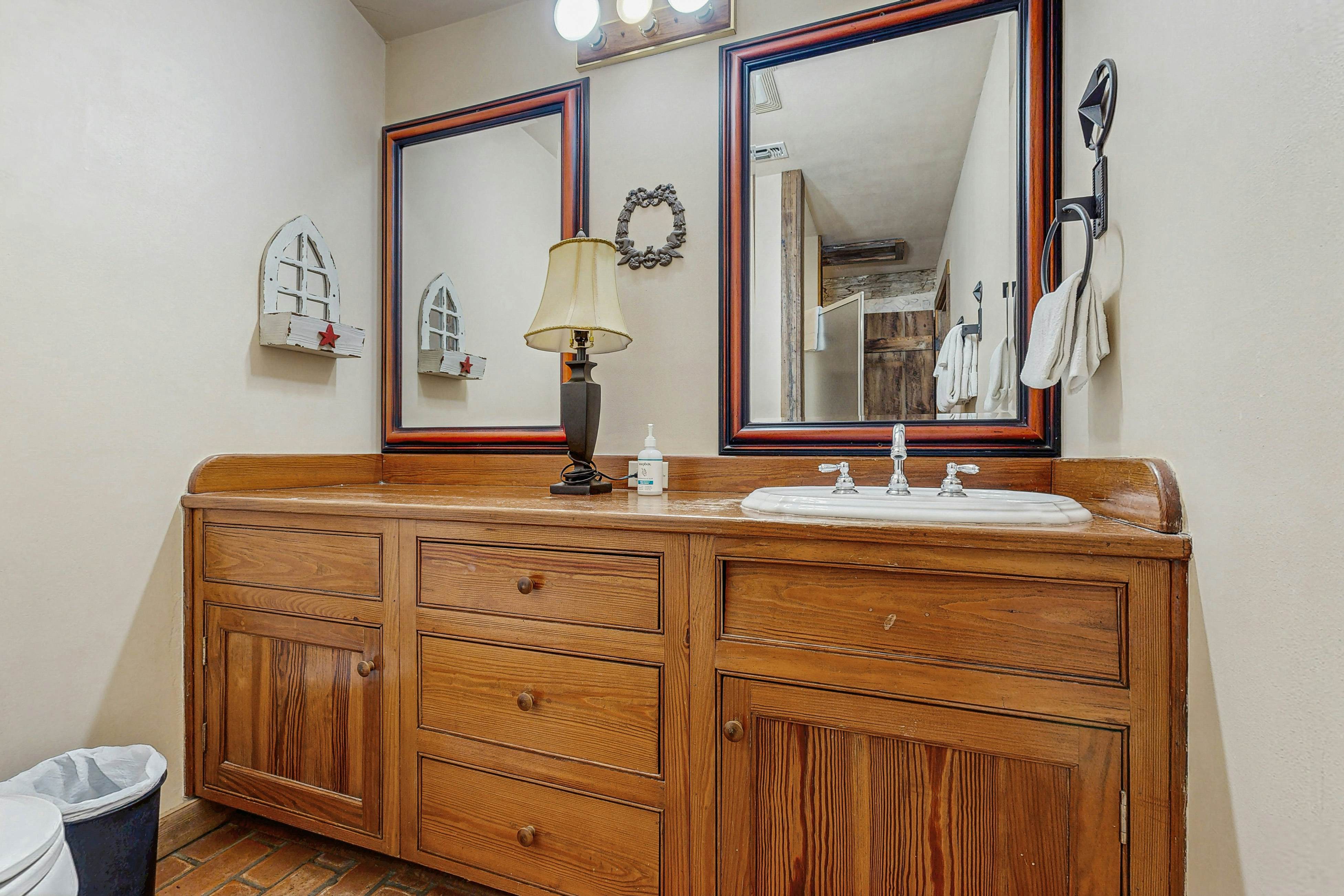 Historic Rocky Hill - Champagne Suite