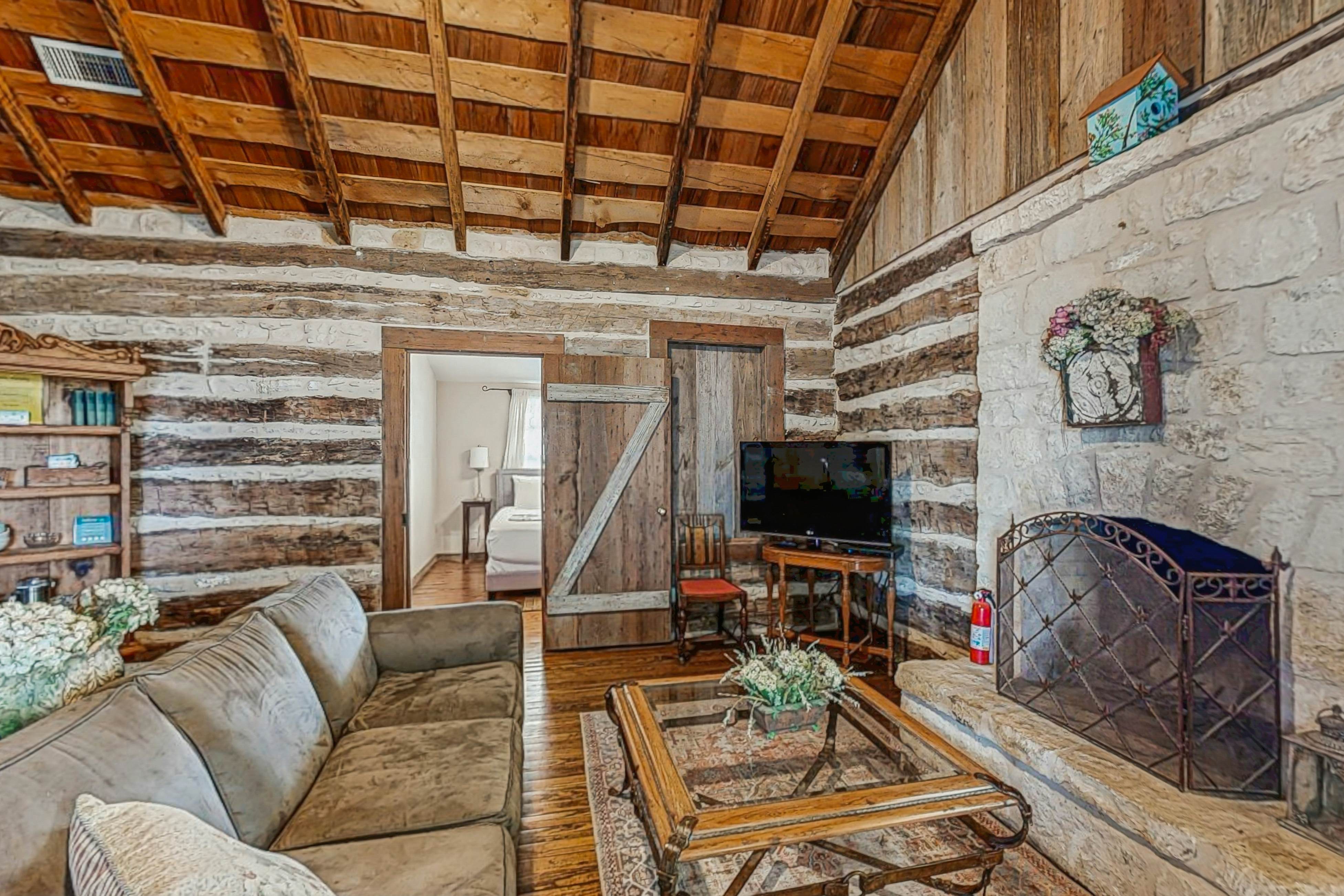 Historic Rocky Hill - Champagne Suite