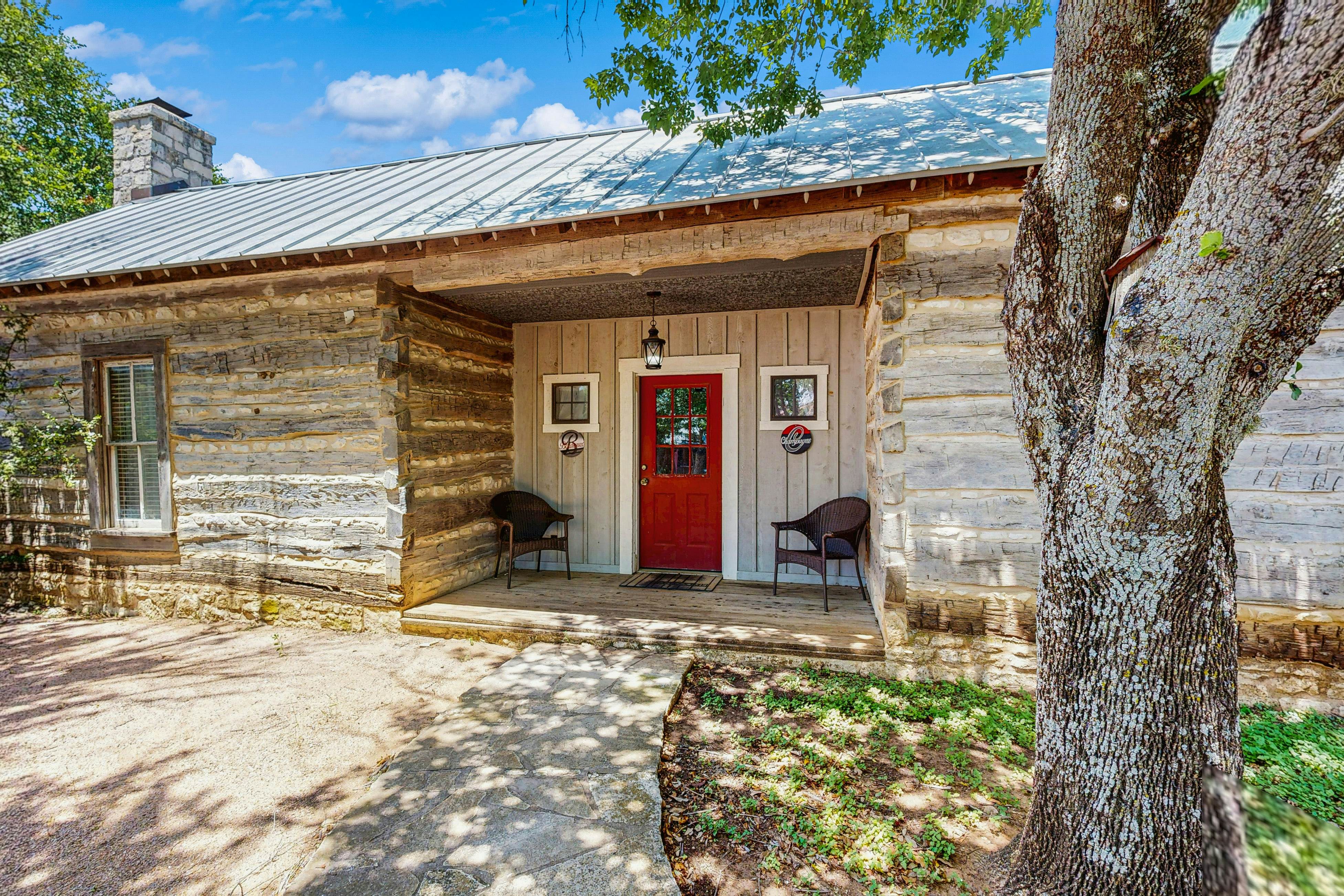 Historic Rocky Hill - Champagne Suite