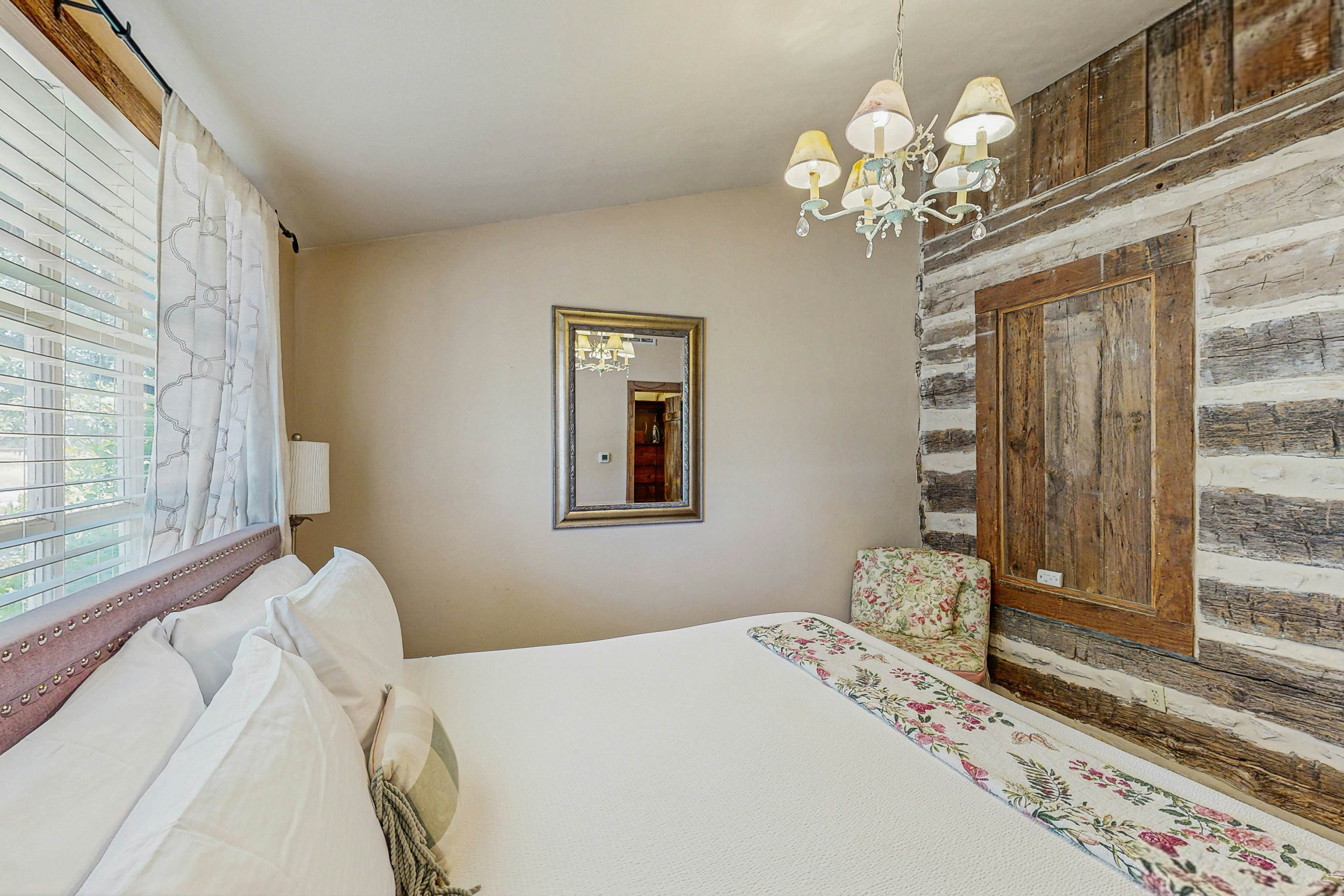 Historic Rocky Hill - Champagne Suite