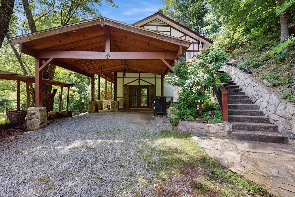 Chalet W Arcade Games, Sleeps 12, Large Yard, Resort Amenities — Sevierville, TN — vacation rental