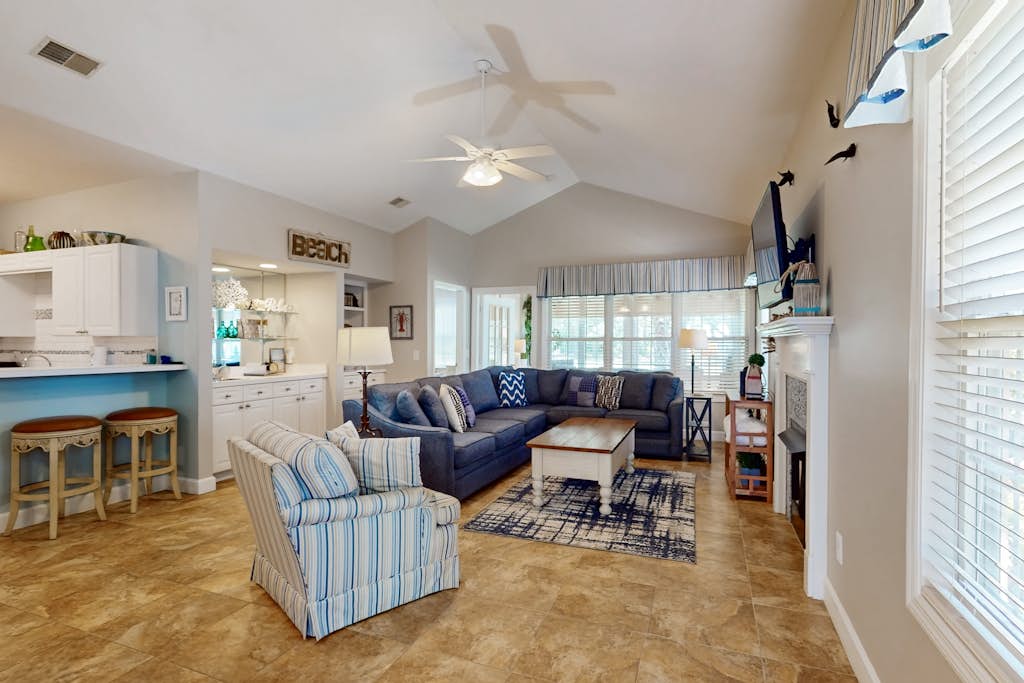Bright and cozy condo near the beach with a pool, AC, & a private washer/dryer — Hilton Head, SC — vacation rental