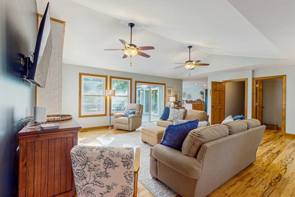 Serene Home, Sleeps 14, Dock, Waterslide, Near Marina — Norris Lake, TN — vacation rental
